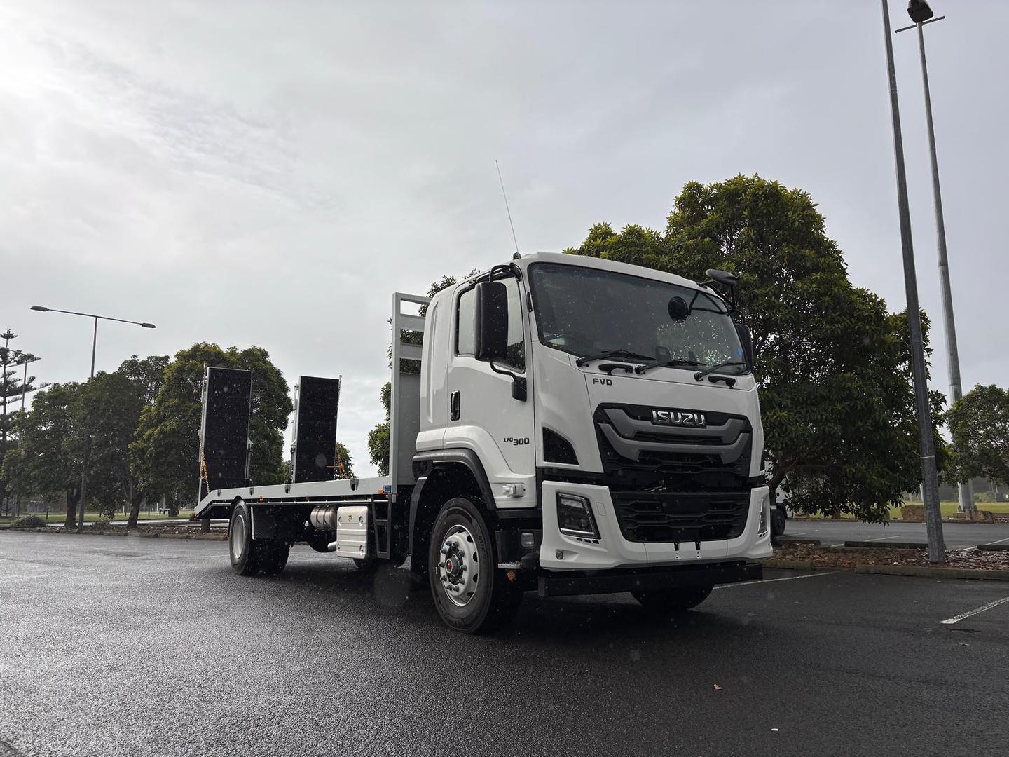 2025 Isuzu F Series FVD 170-300 AT R60 Kimber Trailers Beaver Tail image 2
