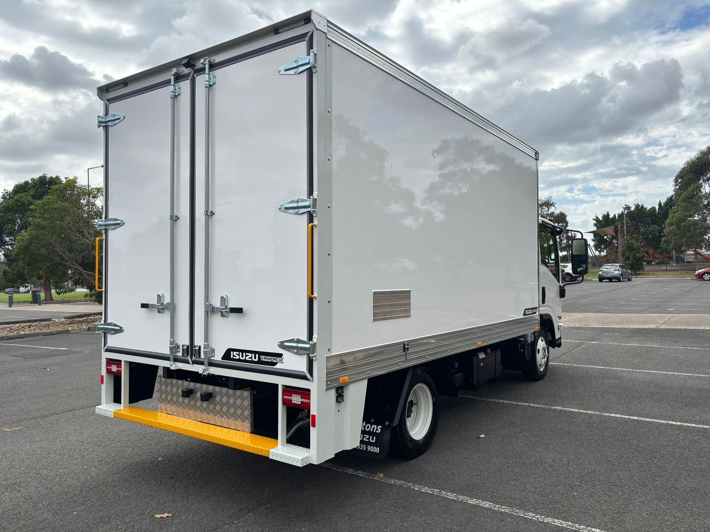 2025 Isuzu N Series NNR 45-150 Vanpack image 8