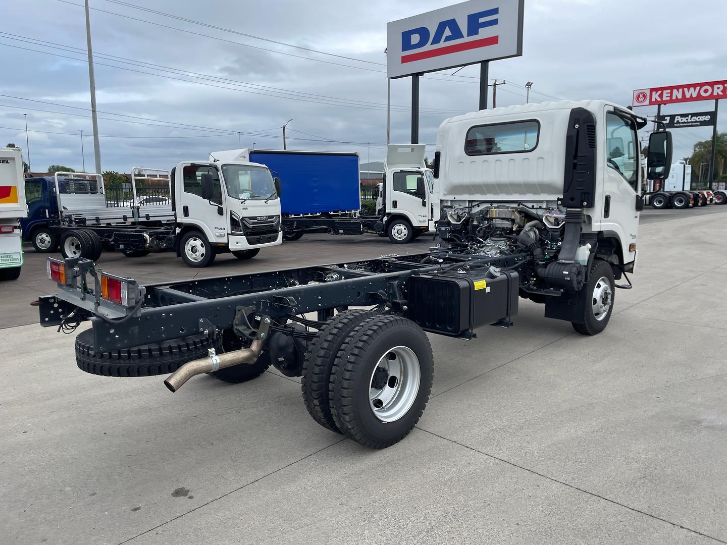 2025 Isuzu N Series NPS 45/75-155 Cab Chassis image 7