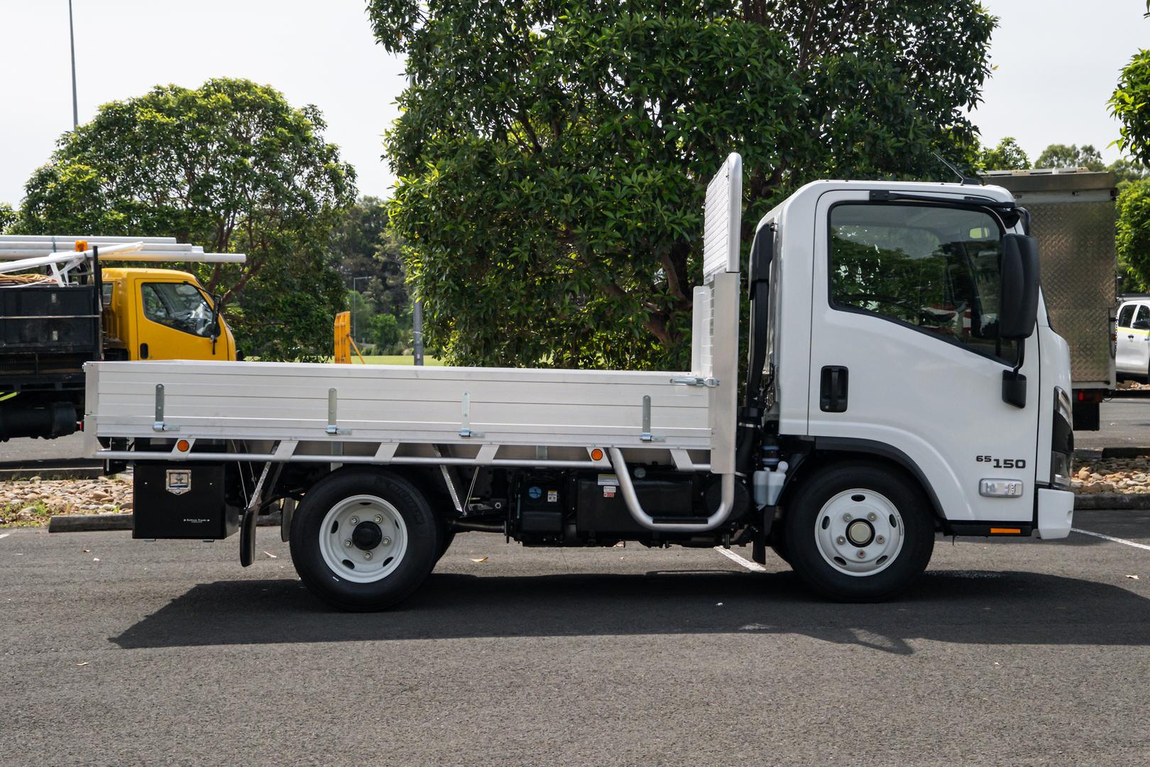 2025 Isuzu N Series NMR 65/45-150 DT D25 Trans Alloy Tray Body image 3