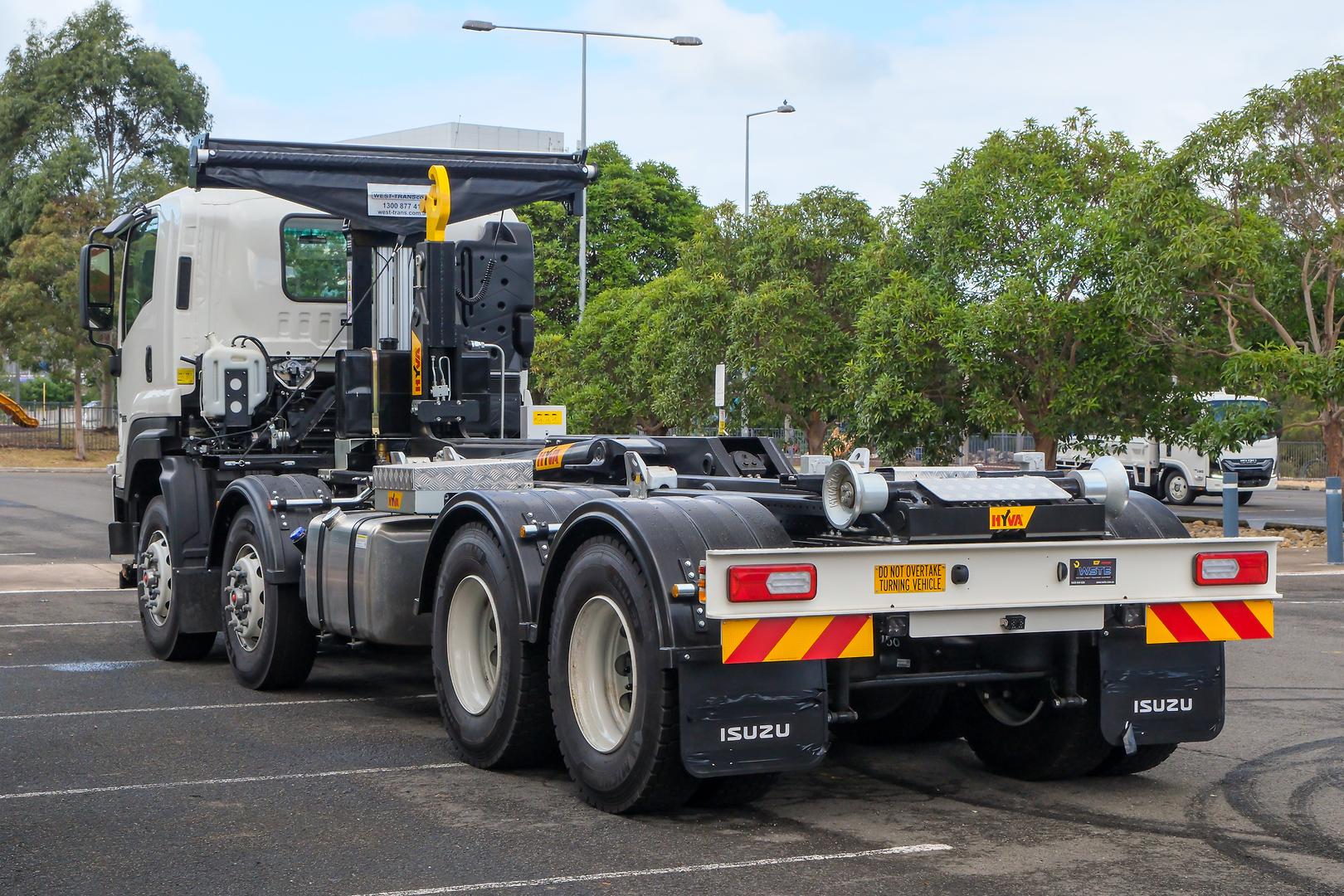 2025 Isuzu F Series FYJ 320-355 AT R60 HYVA Hooklift image 2