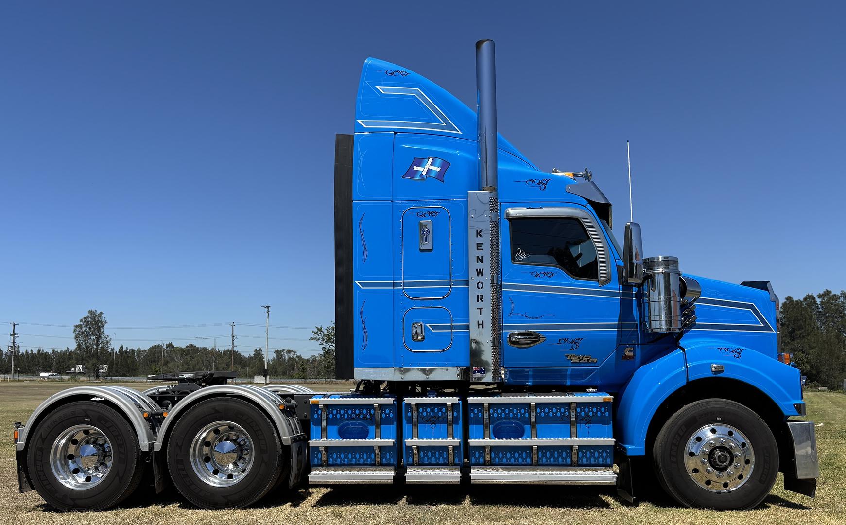 2019 Kenworth T610 SAR Sleeper Cab image 10