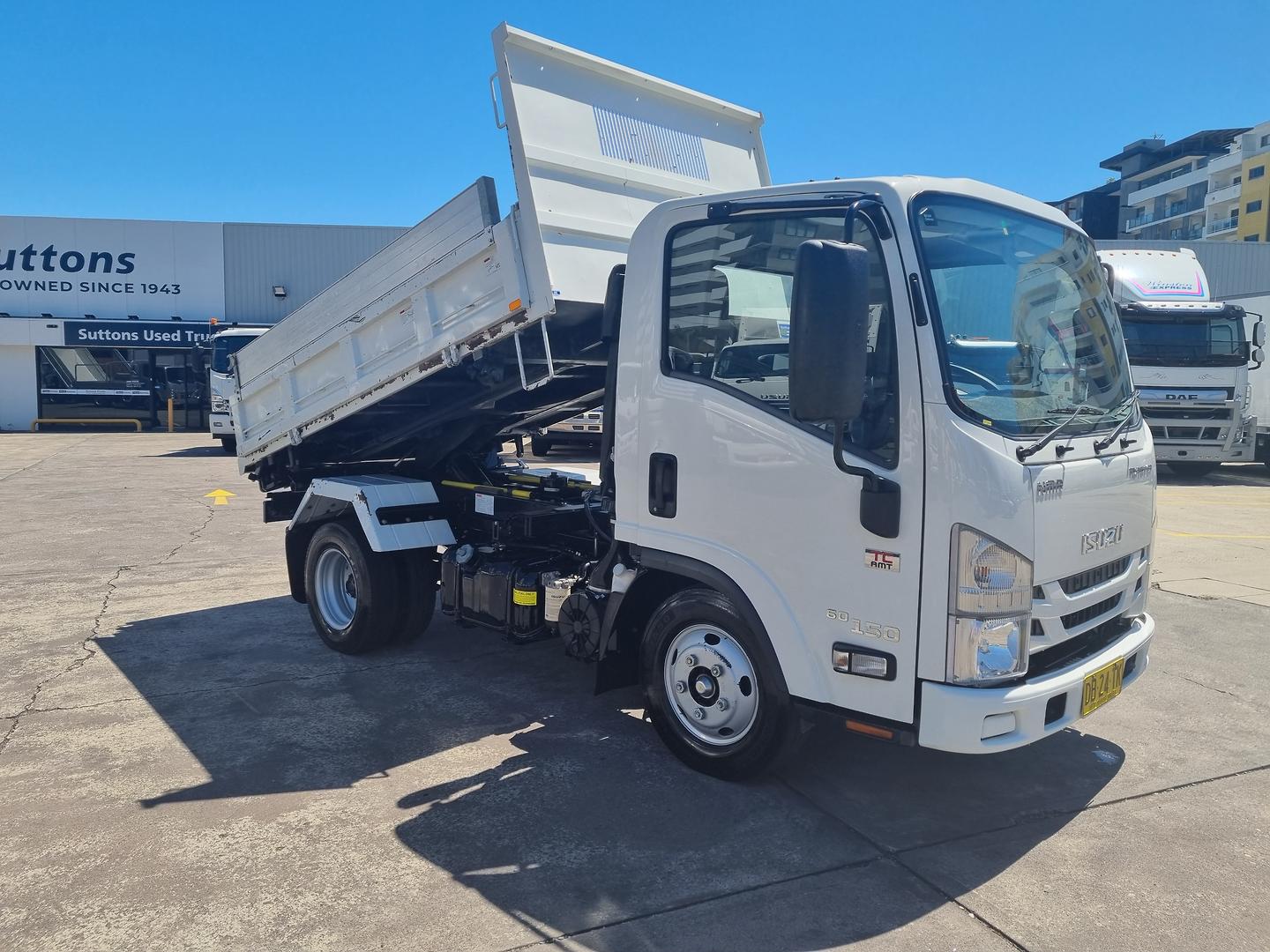2021 Isuzu N Series NMR 60/45-150 Tri-Tipper image 11