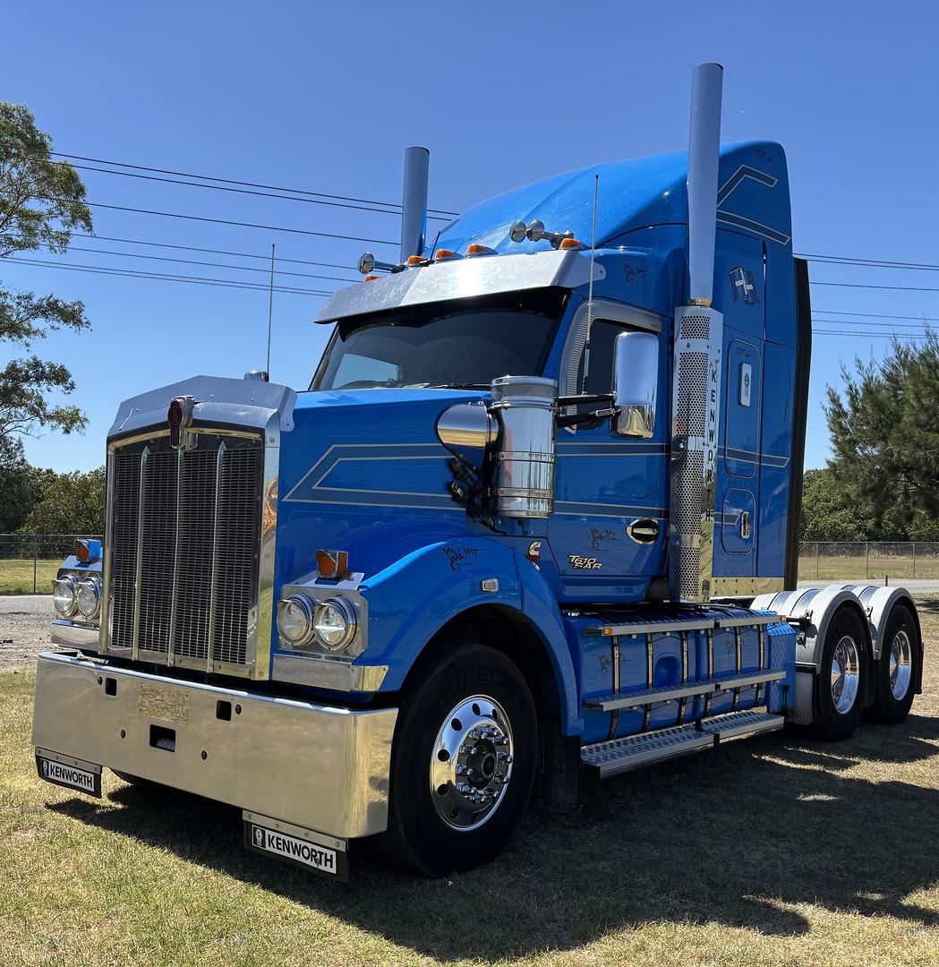 2019 Kenworth T610 SAR Sleeper Cab image 3