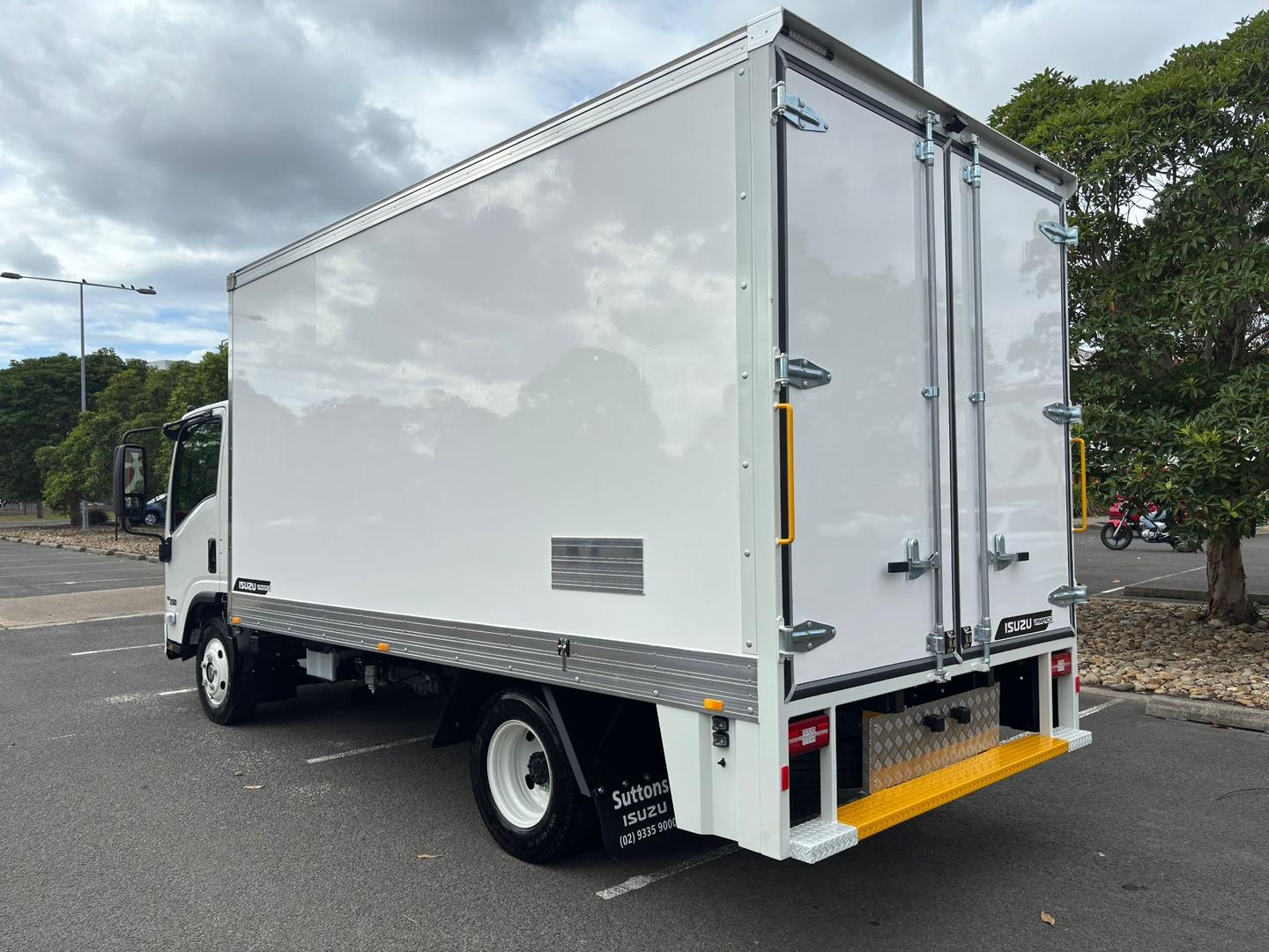 2025 Isuzu N Series NNR 45-150 Vanpack image 3