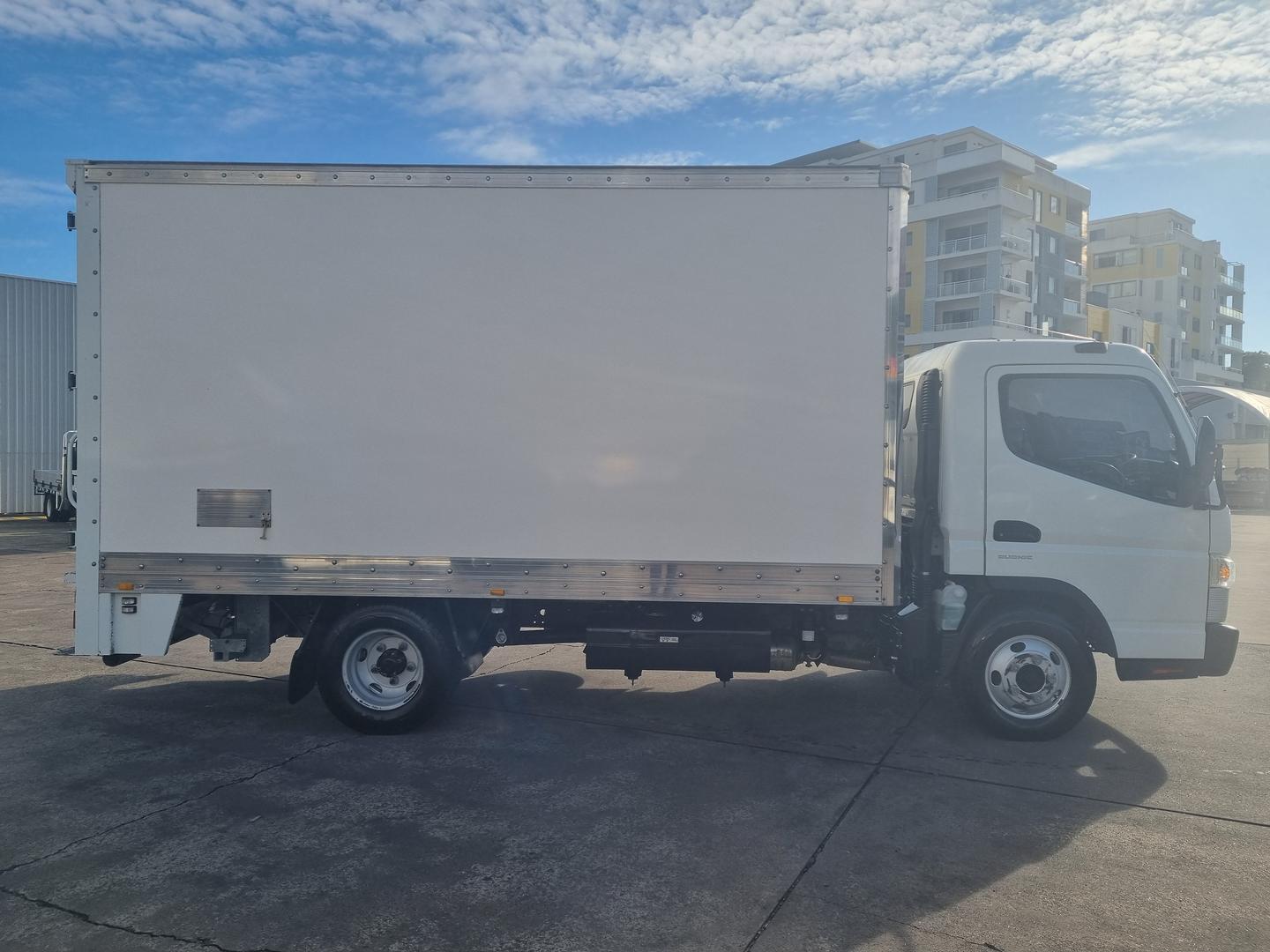 2018 Fuso Canter 515 image 12