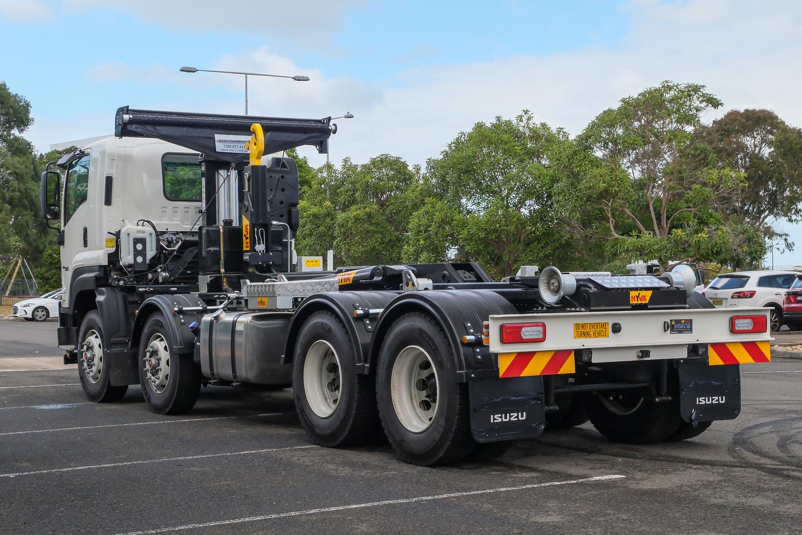2025 Isuzu F Series FYJ 320-355 AT R60 HYVA Hooklift image 3