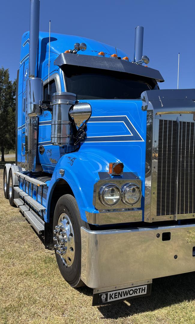 2019 Kenworth T610 SAR Sleeper Cab image 13
