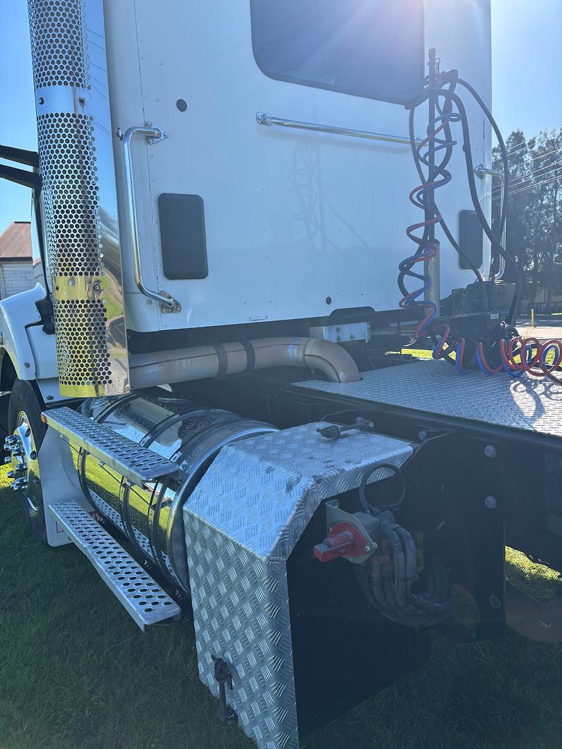 2017 Kenworth T610 Day Cab image 9