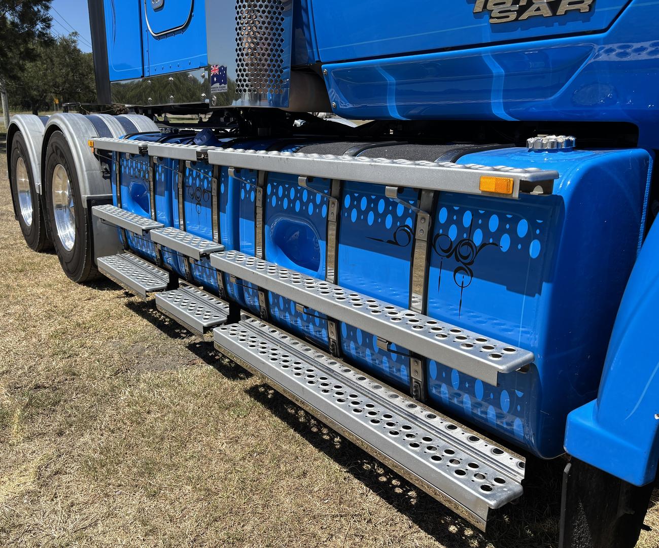 2019 Kenworth T610 SAR Sleeper Cab image 6