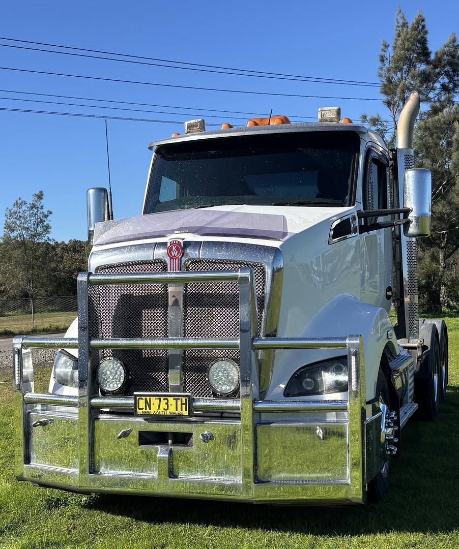 2017 Kenworth T610 Day Cab image 2