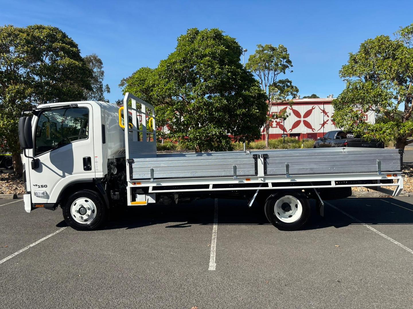 2025 Isuzu N Series NNR 45-150 DT D34 Steel Tray with Aluminium Dropsides image 3