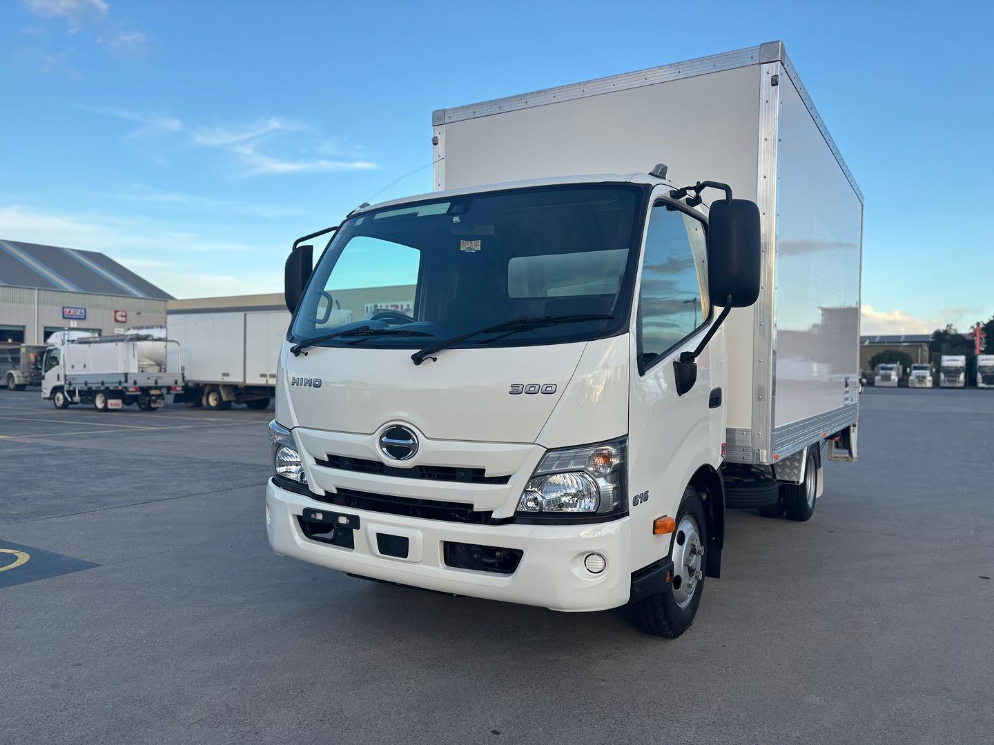 2023 Hino 300 Series 616 Low Klms image 2
