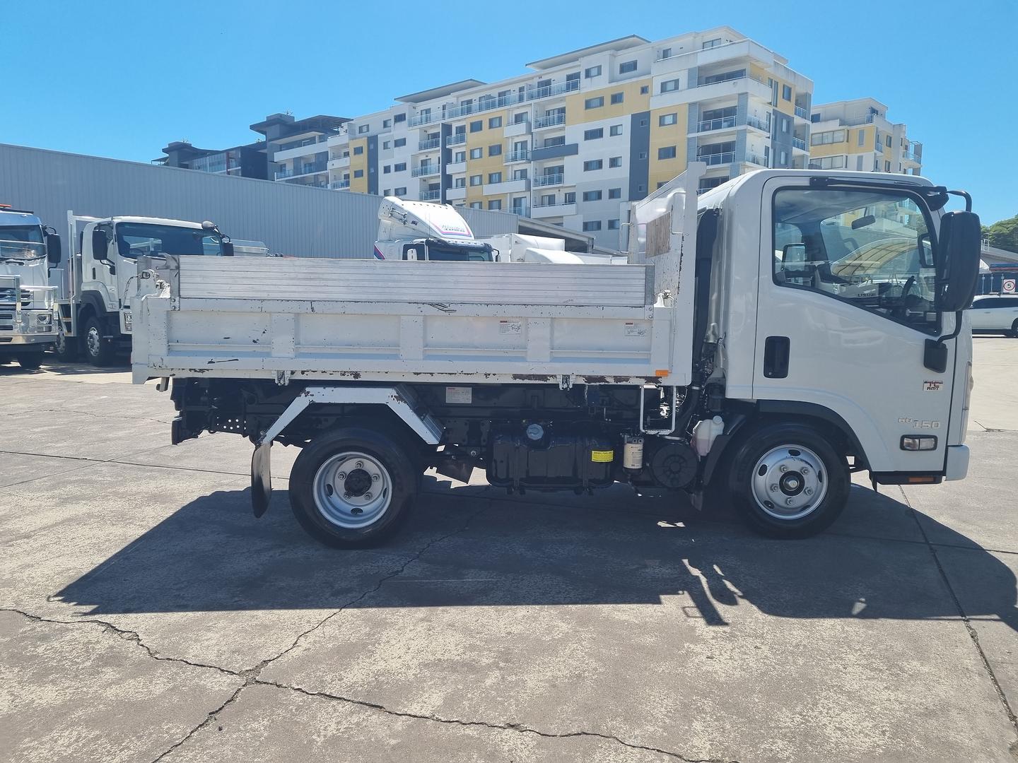 2021 Isuzu N Series NMR 60/45-150 Tri-Tipper image 4