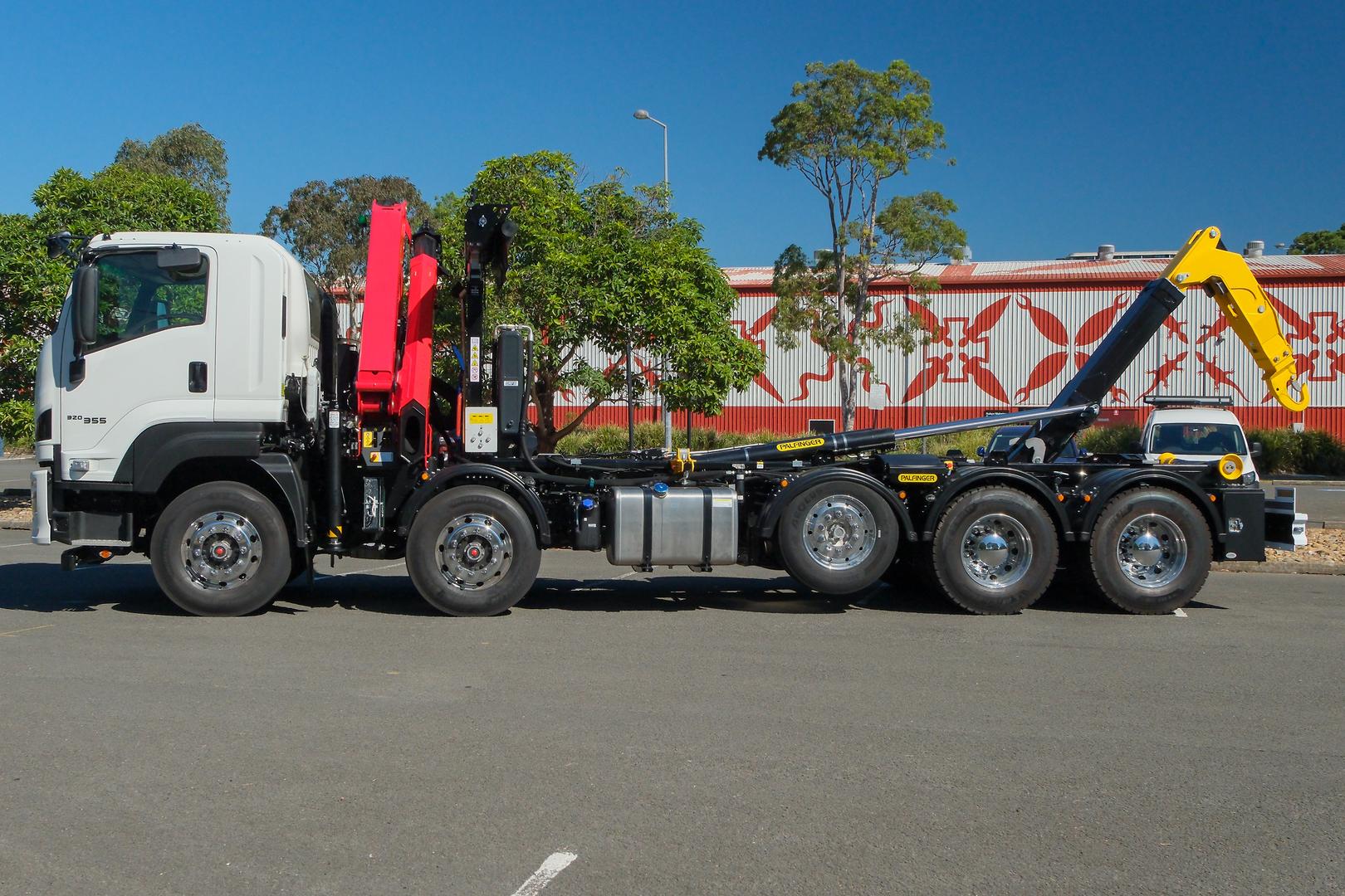 2025 Isuzu F Series FYJ 320-355 AT R67 10x4 Palfinger Hook and Crane Combo image 5