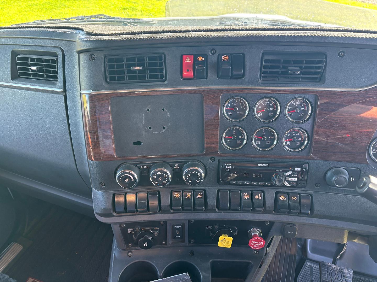 2017 Kenworth T610 Day Cab image 4