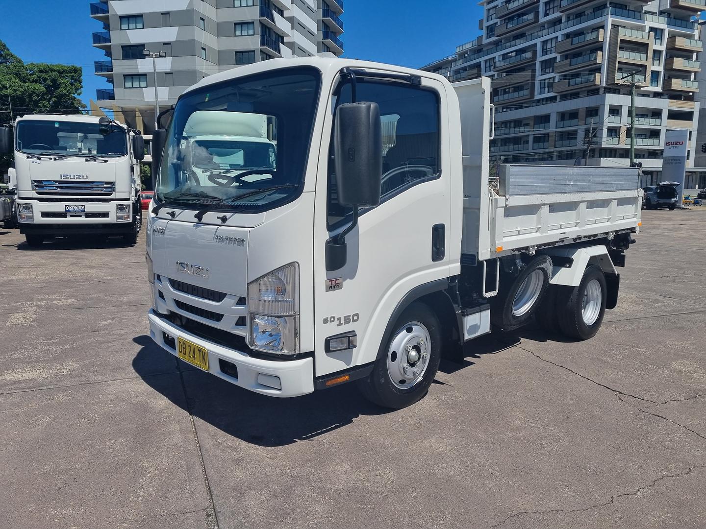 2021 Isuzu N Series NMR 60/45-150 Tri-Tipper image 2