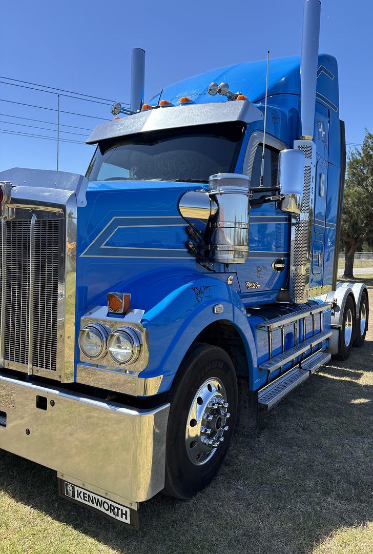 2019 Kenworth T610 SAR Sleeper Cab image 2