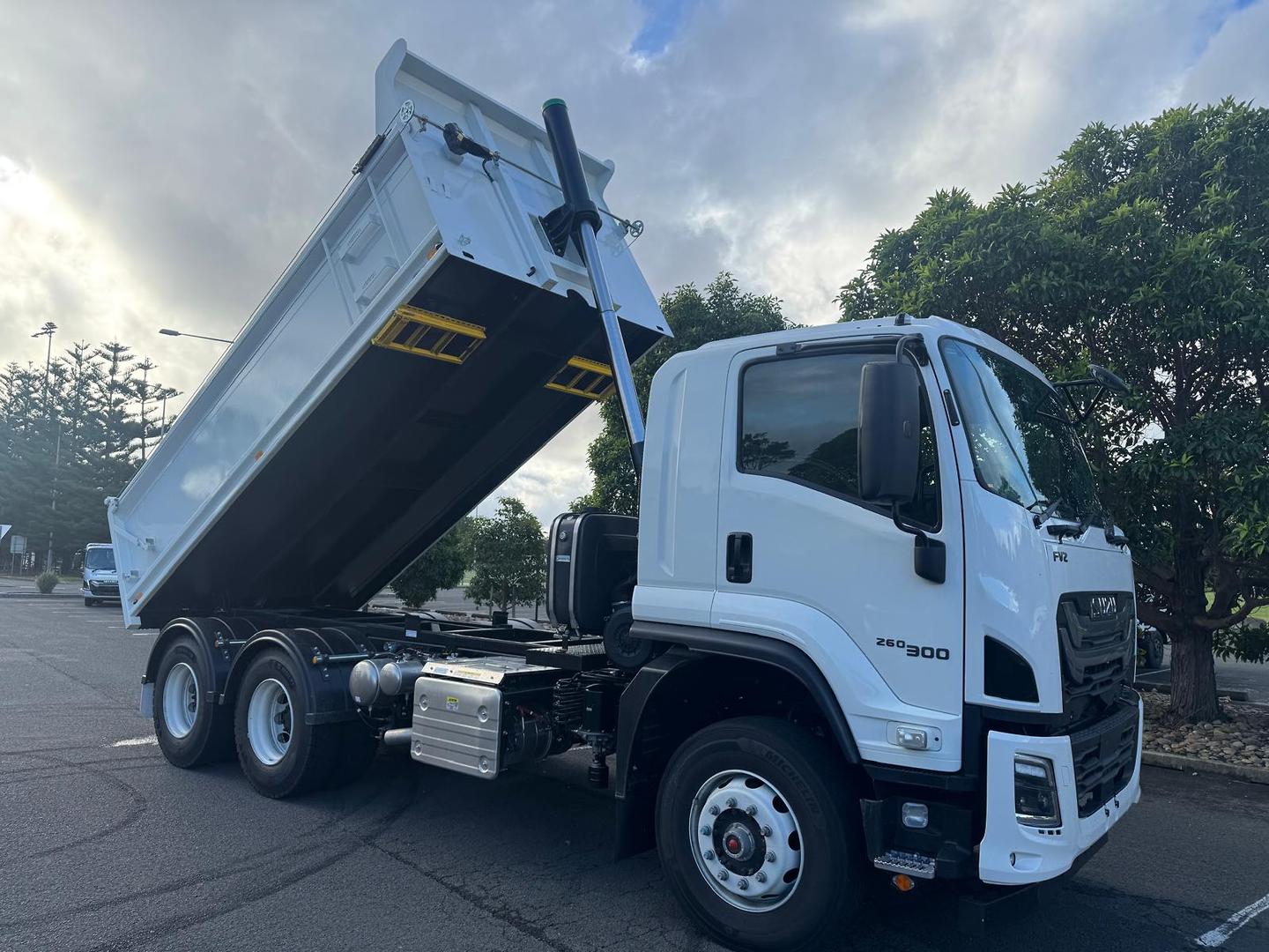 2025 Isuzu F Series FVZ 260-300 AT R46 image 2