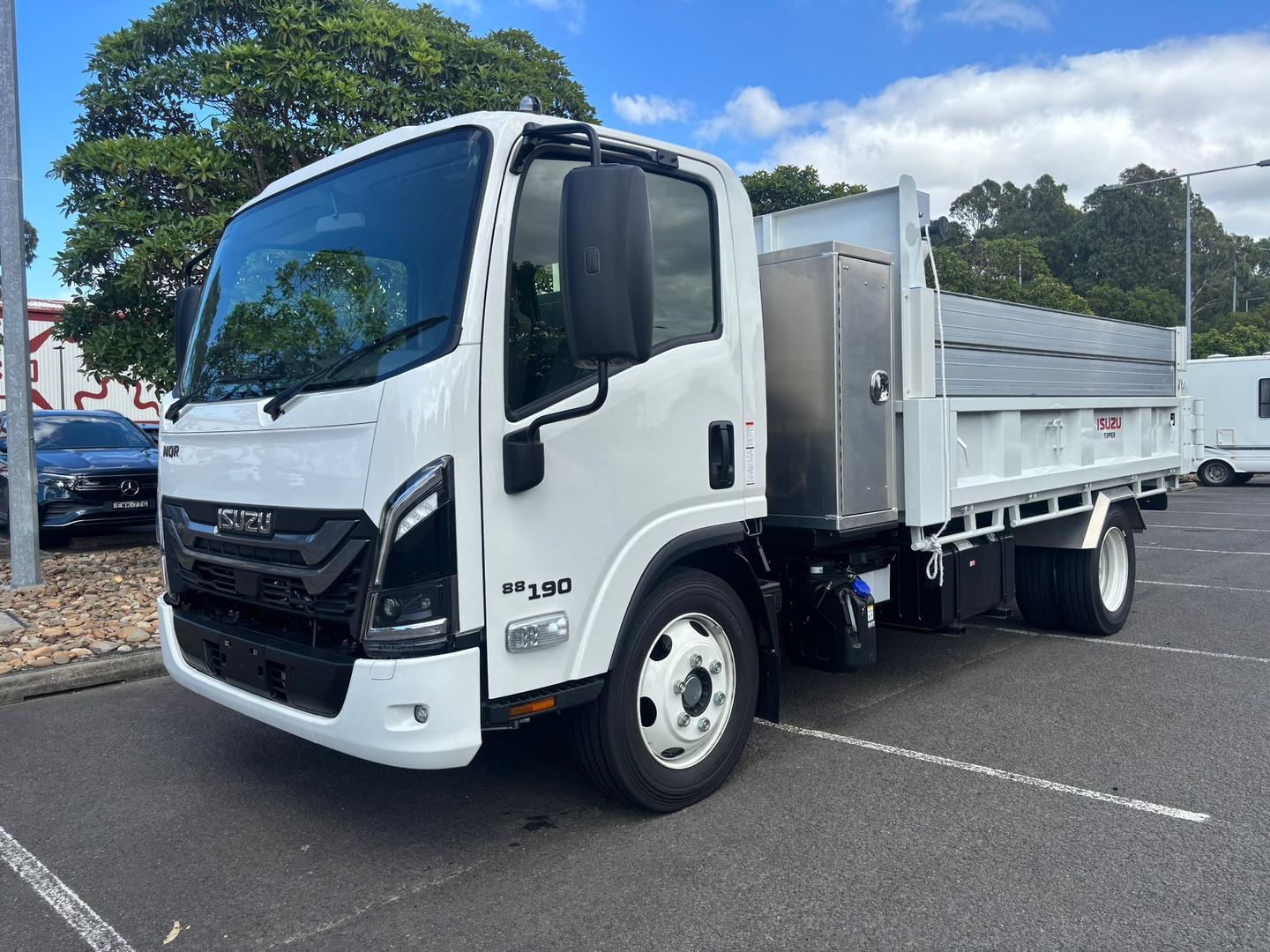 2025 Isuzu N Series NQR 88/80-190 AM D38 AUTO TIPPER image 2