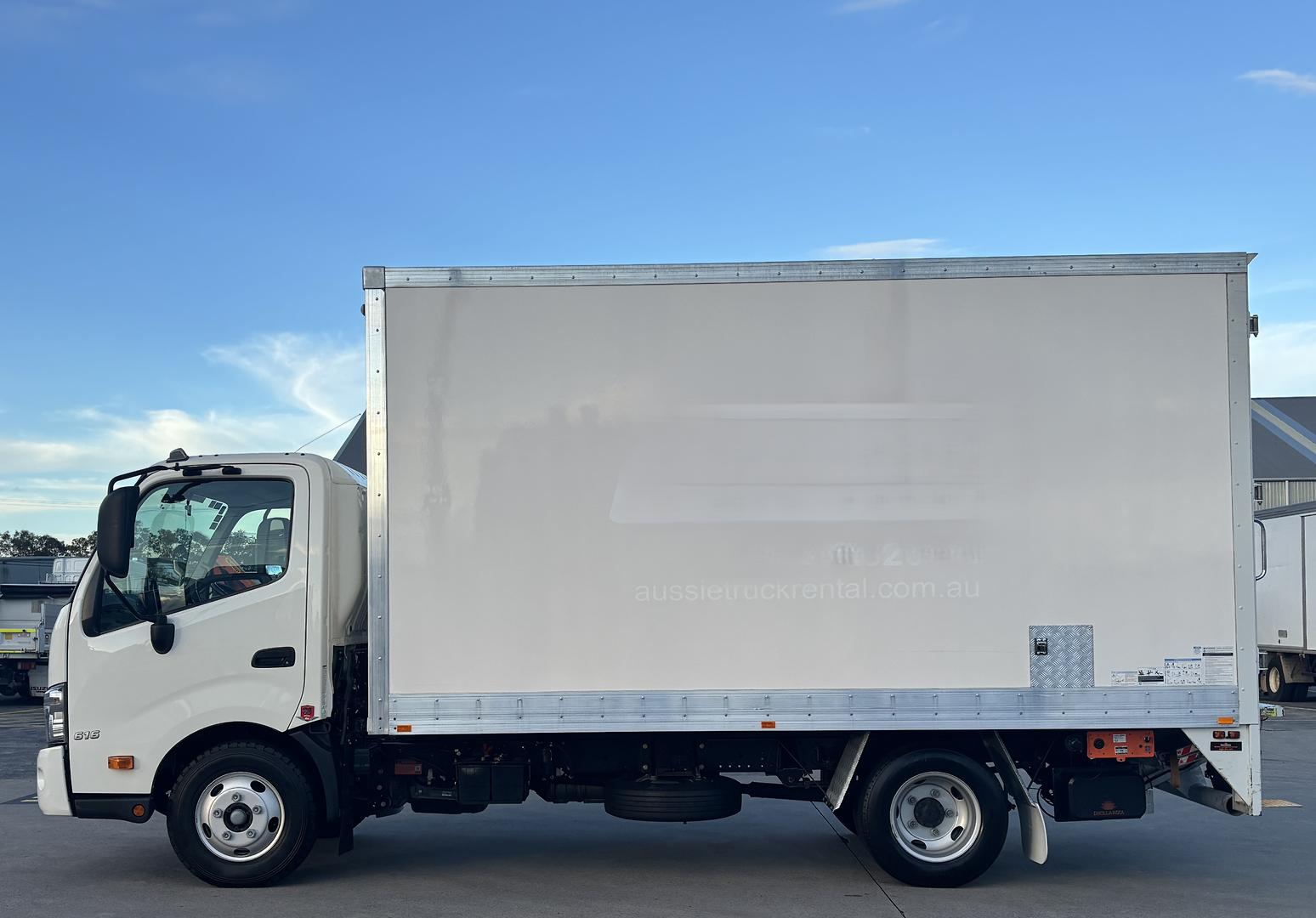 2023 Hino 300 Series 616 Low Klms image 8