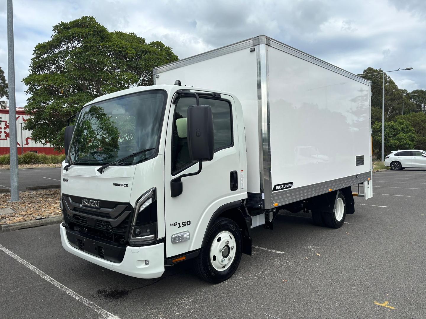 2025 Isuzu N Series NNR 45-150 Vanpack image 5