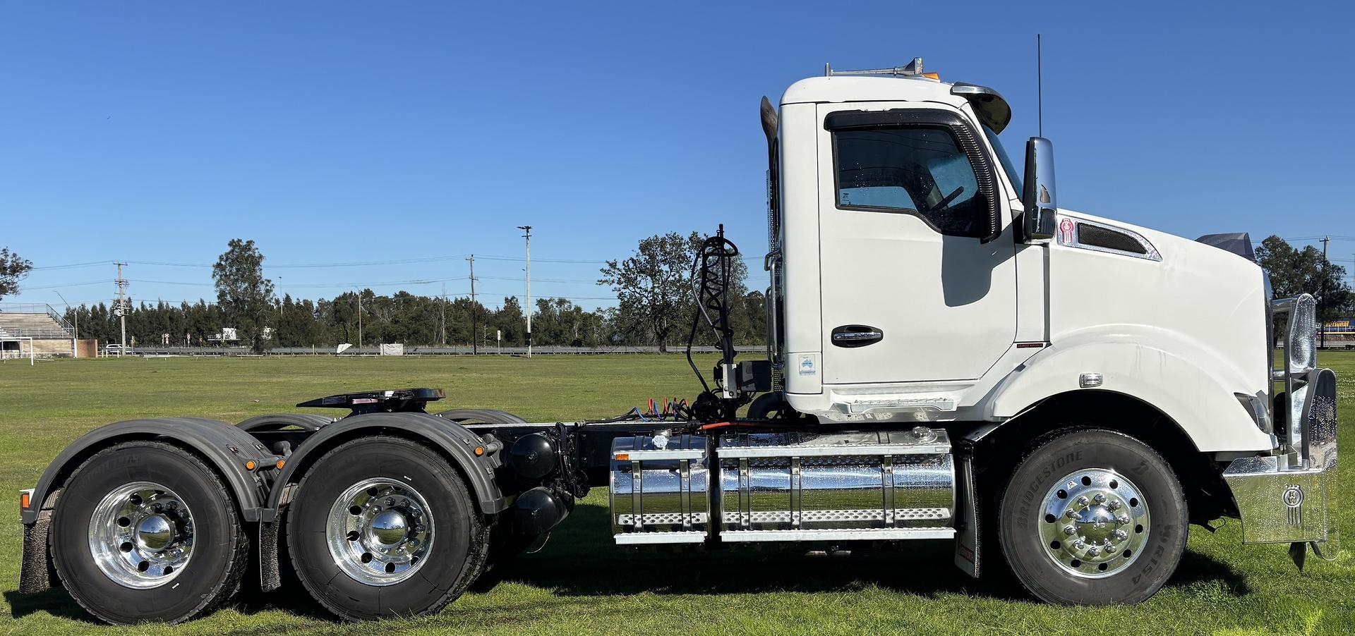 2017 Kenworth T610 Day Cab image 12