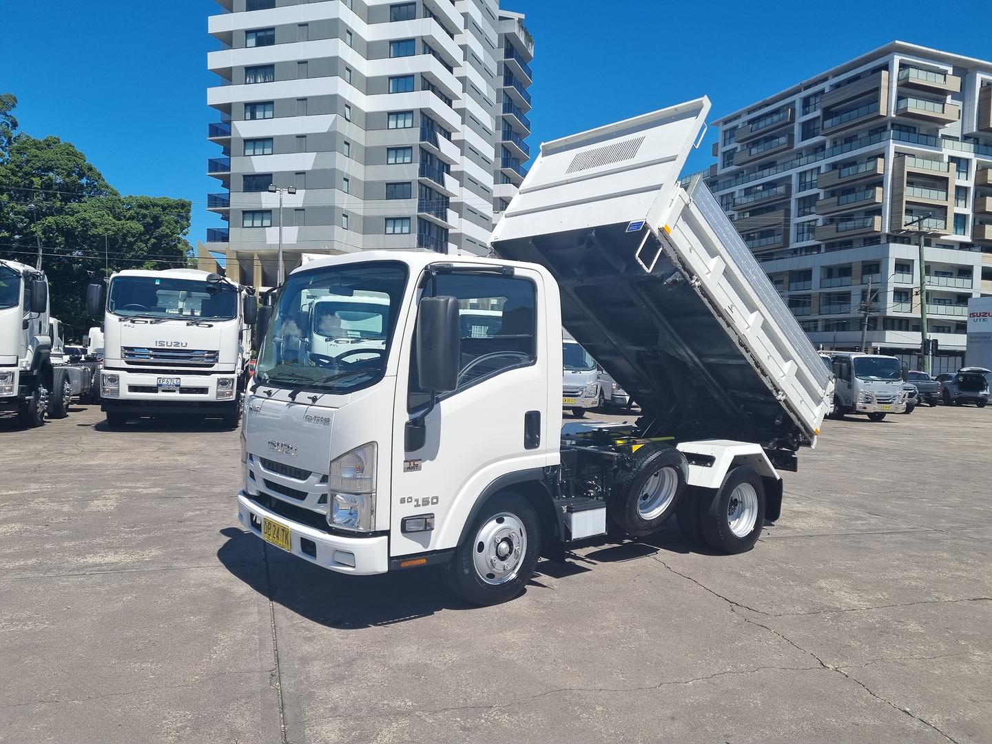 2021 Isuzu N Series NMR 60/45-150 Tri-Tipper image 13