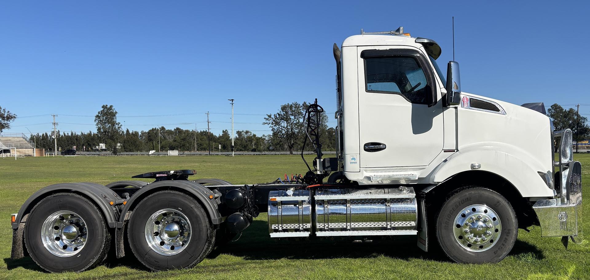 2017 Kenworth T610 Day Cab image 3