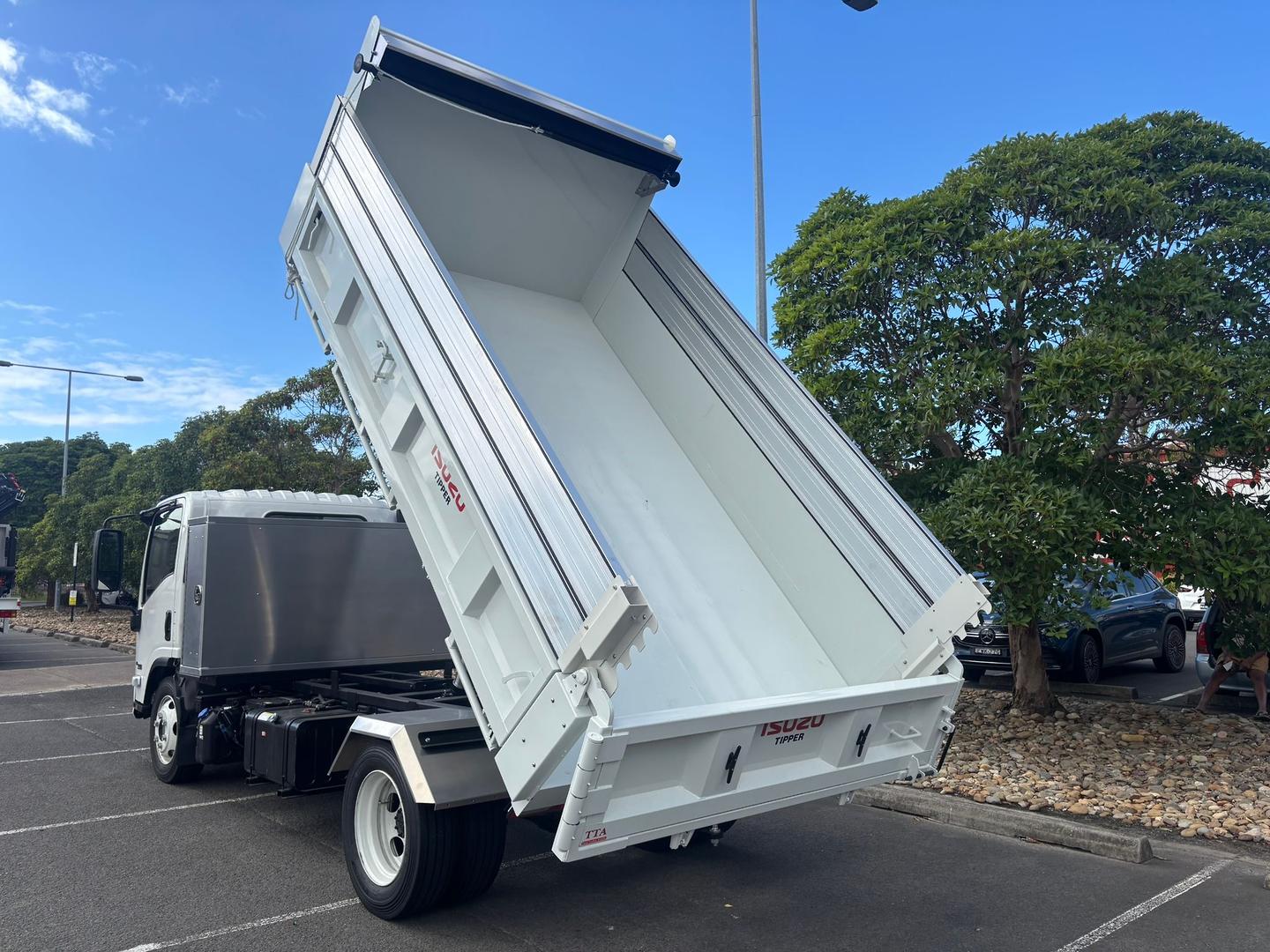 2025 Isuzu N Series NQR 88/80-190 AM D38 AUTO TIPPER image 3