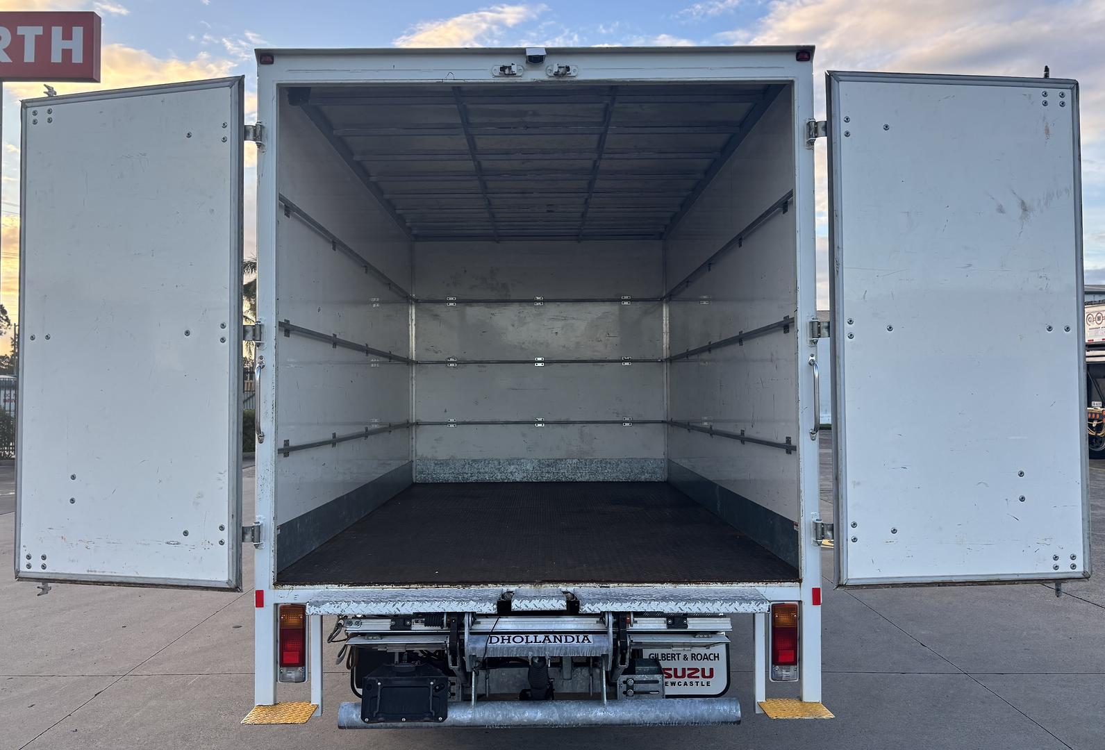 2023 Hino 300 Series 616 Low Klms image 4