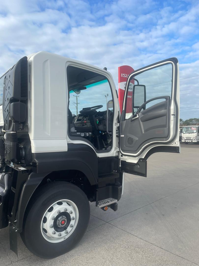 2024 Isuzu F Series FYH300-350 image 11
