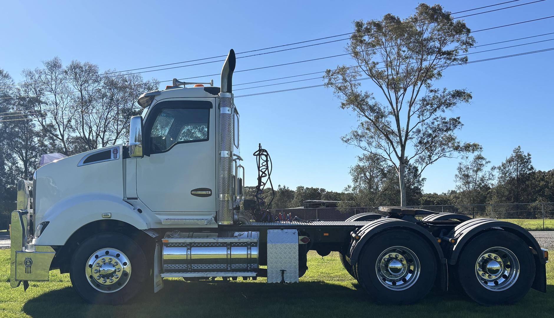 2017 Kenworth T610 Day Cab image 10