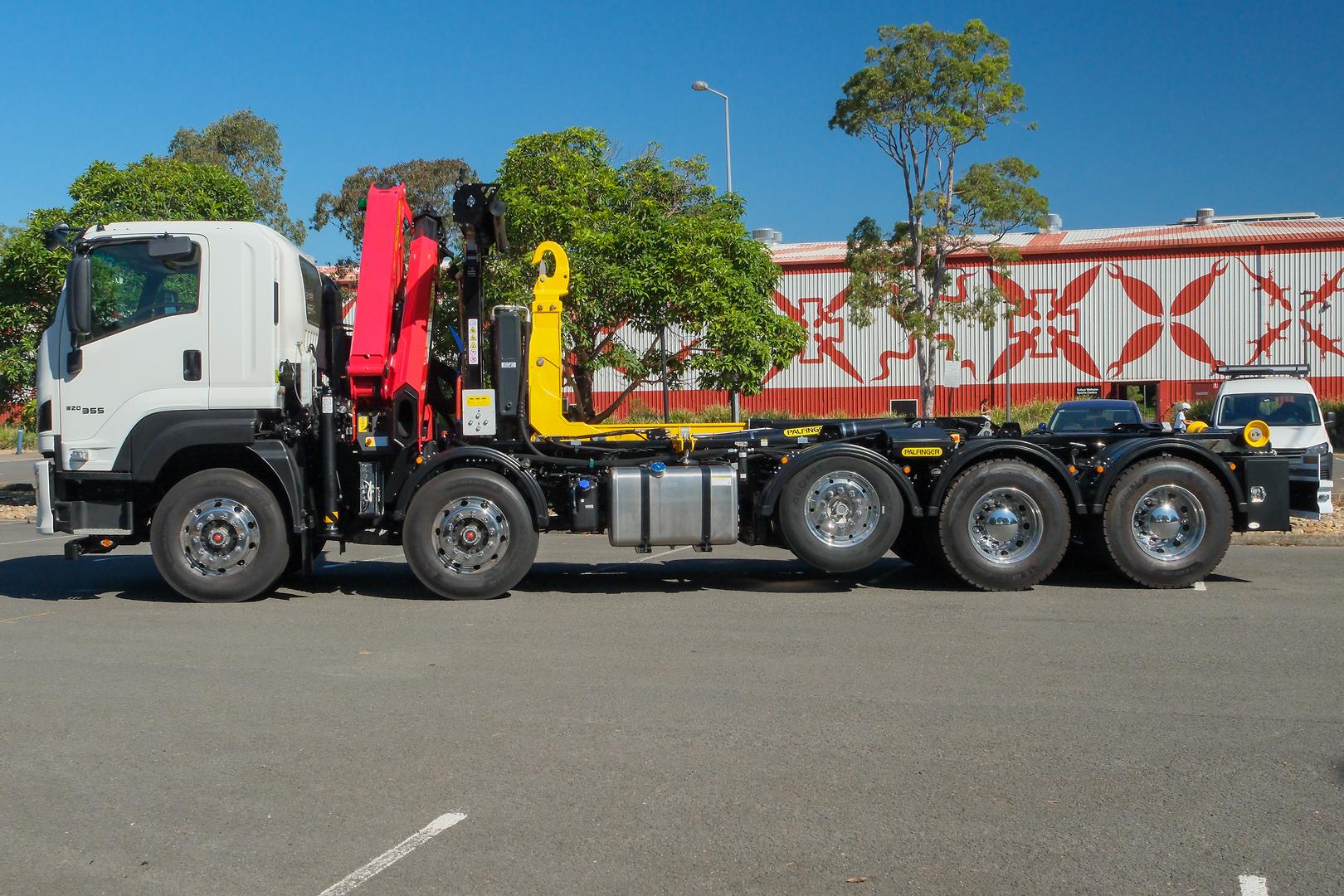 2025 Isuzu F Series FYJ 320-355 AT R67 10x4 Palfinger Hook and Crane Combo image 4