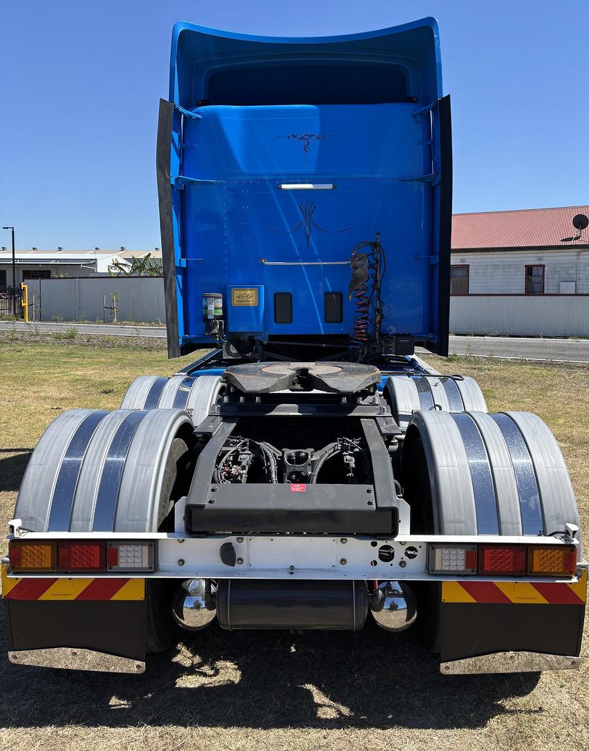2019 Kenworth T610 SAR Sleeper Cab image 12