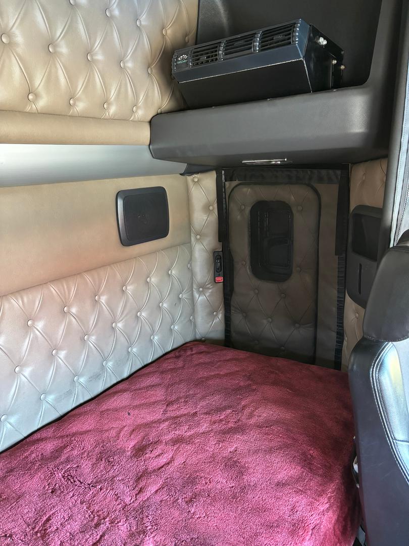 2019 Kenworth T610 SAR Sleeper Cab image 7