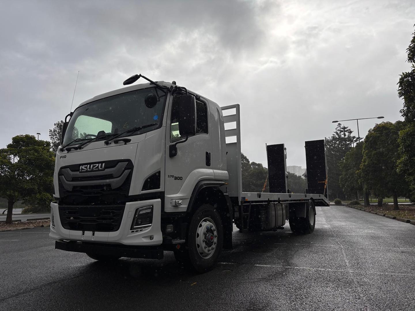 2025 Isuzu F Series FVD 170-300 AT R60 Kimber Trailers Beaver Tail image 3