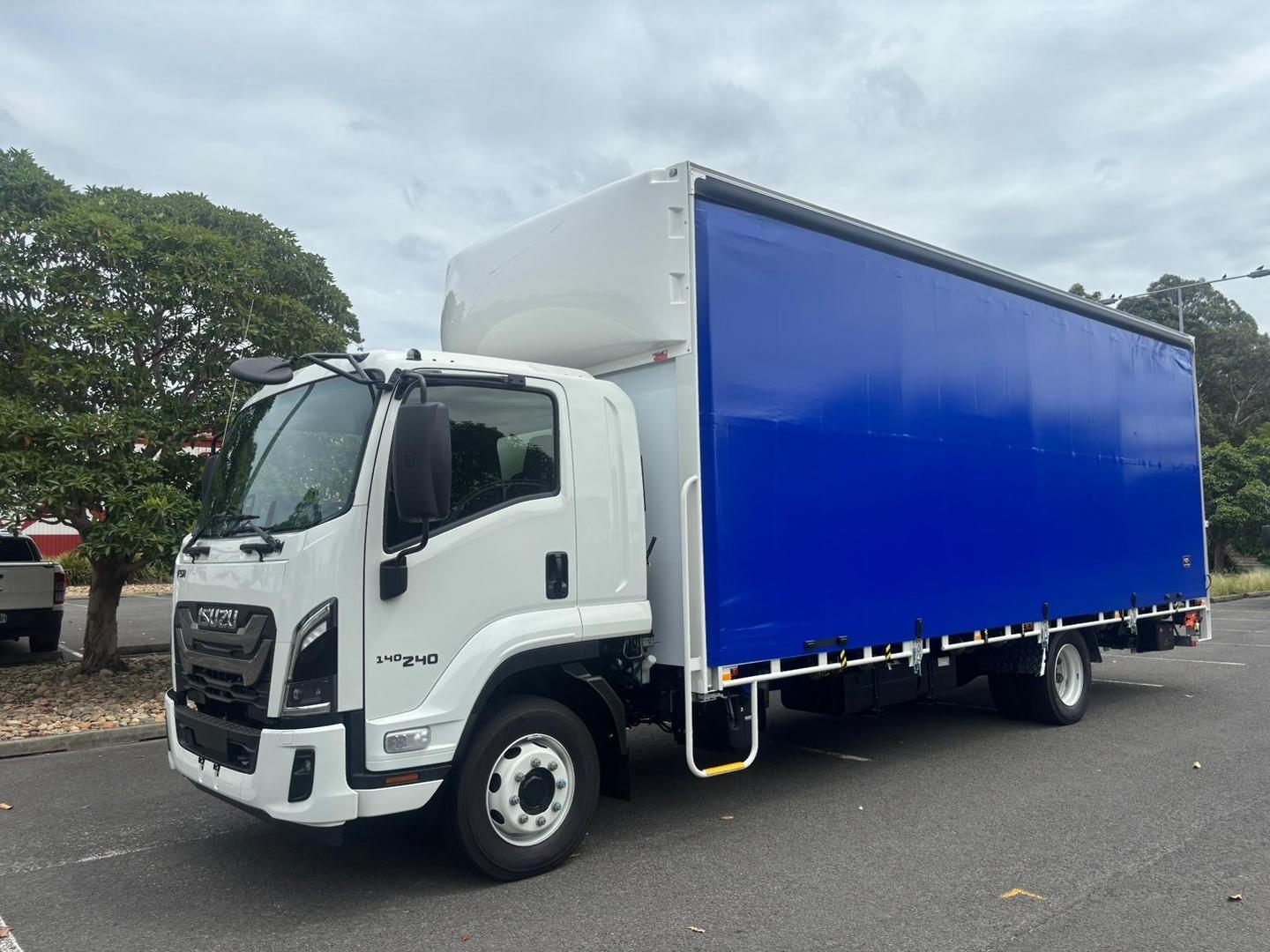 2025 Isuzu F Series FSR 140/120-240 AM R56 NEW AGE 12 Pallet Taughtliner and Tailgate image 3