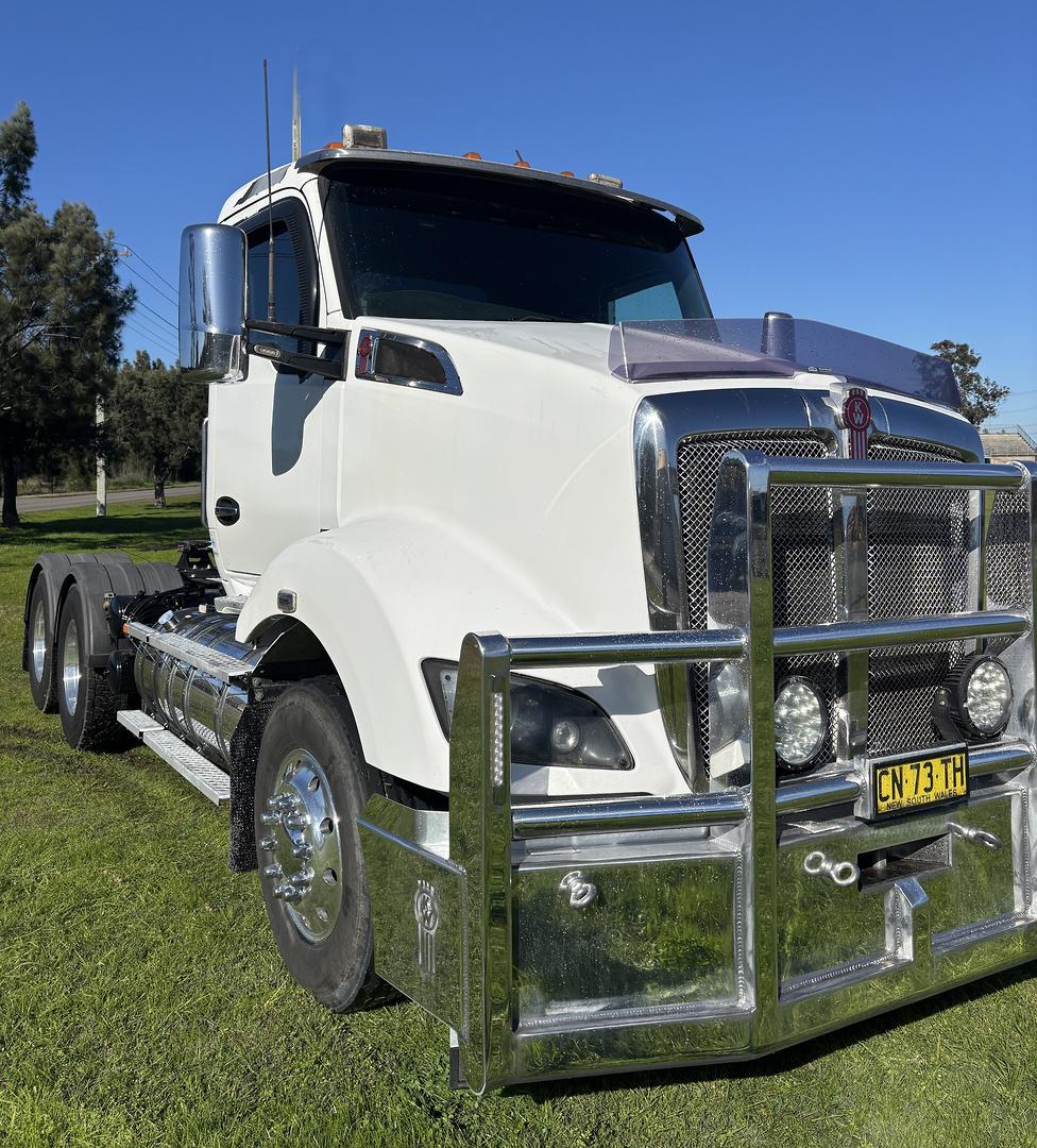 2017 Kenworth T610 Day Cab image 11