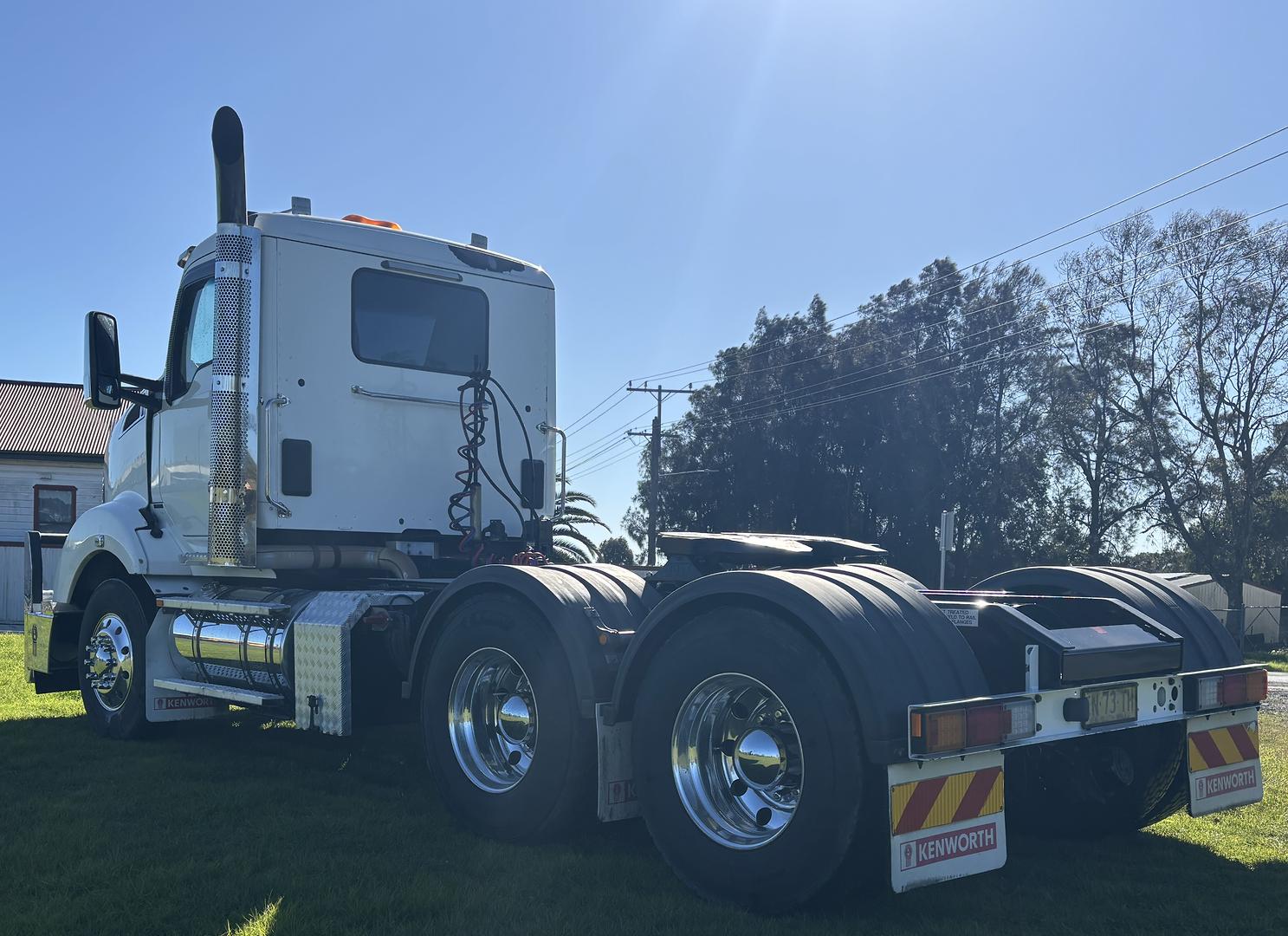 2017 Kenworth T610 Day Cab image 7