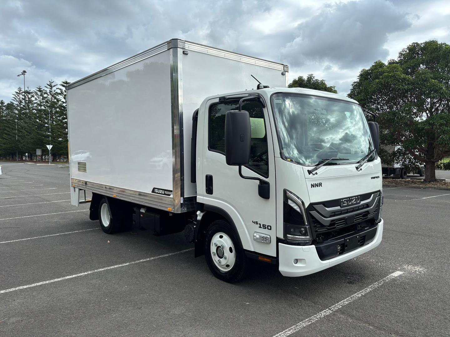 2025 Isuzu N Series NNR 45-150 Vanpack image 4