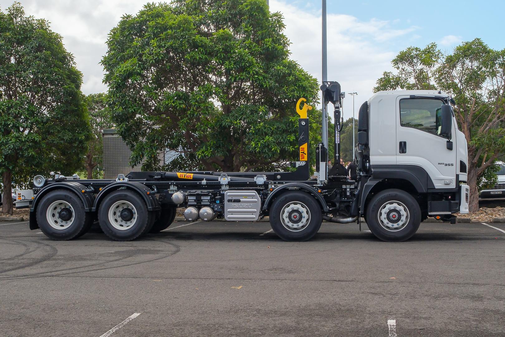2025 Isuzu F Series FYJ 320-355 AT R60 HYVA Hooklift image 4