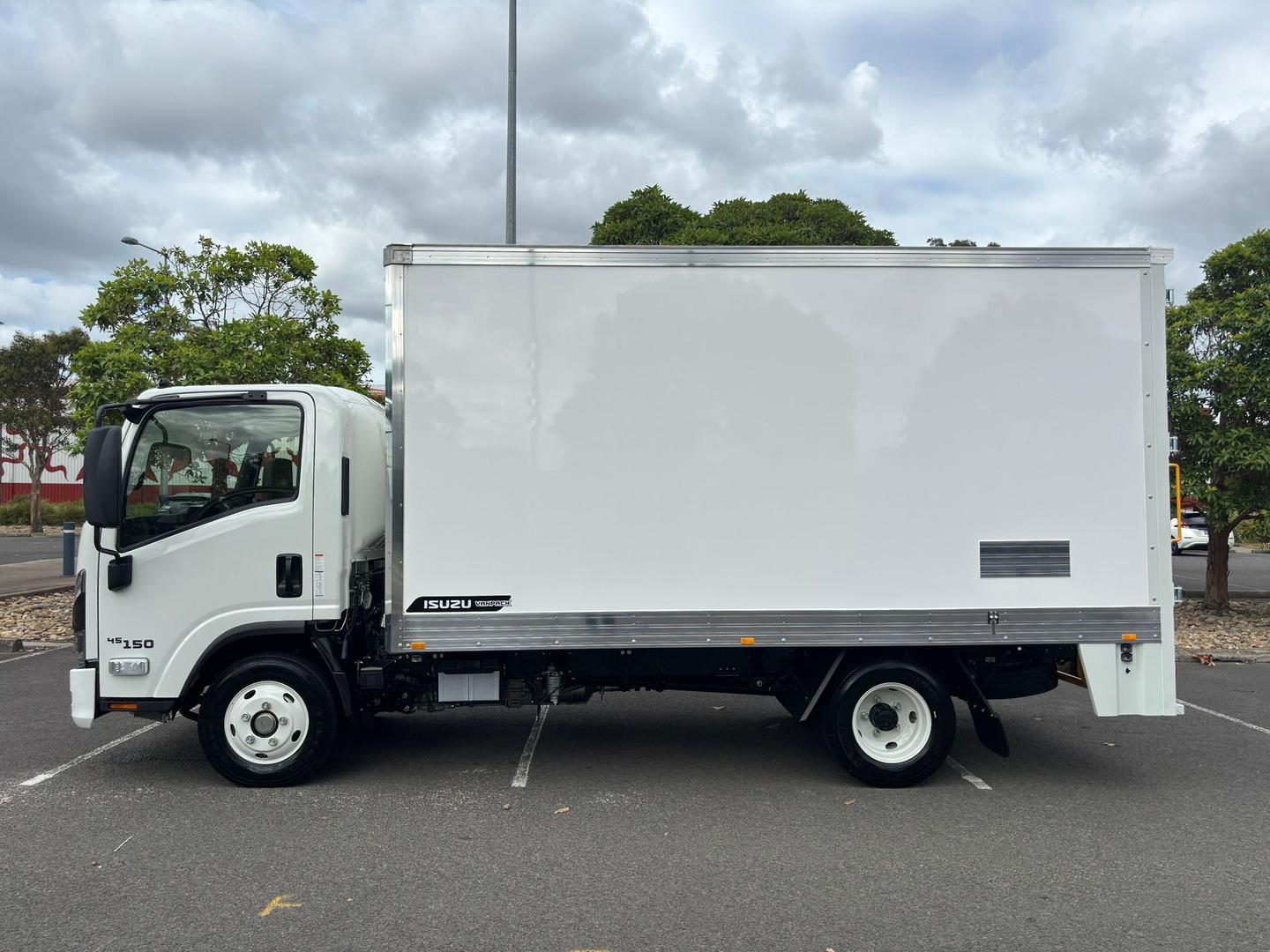 2025 Isuzu N Series NNR 45-150 Vanpack image 2
