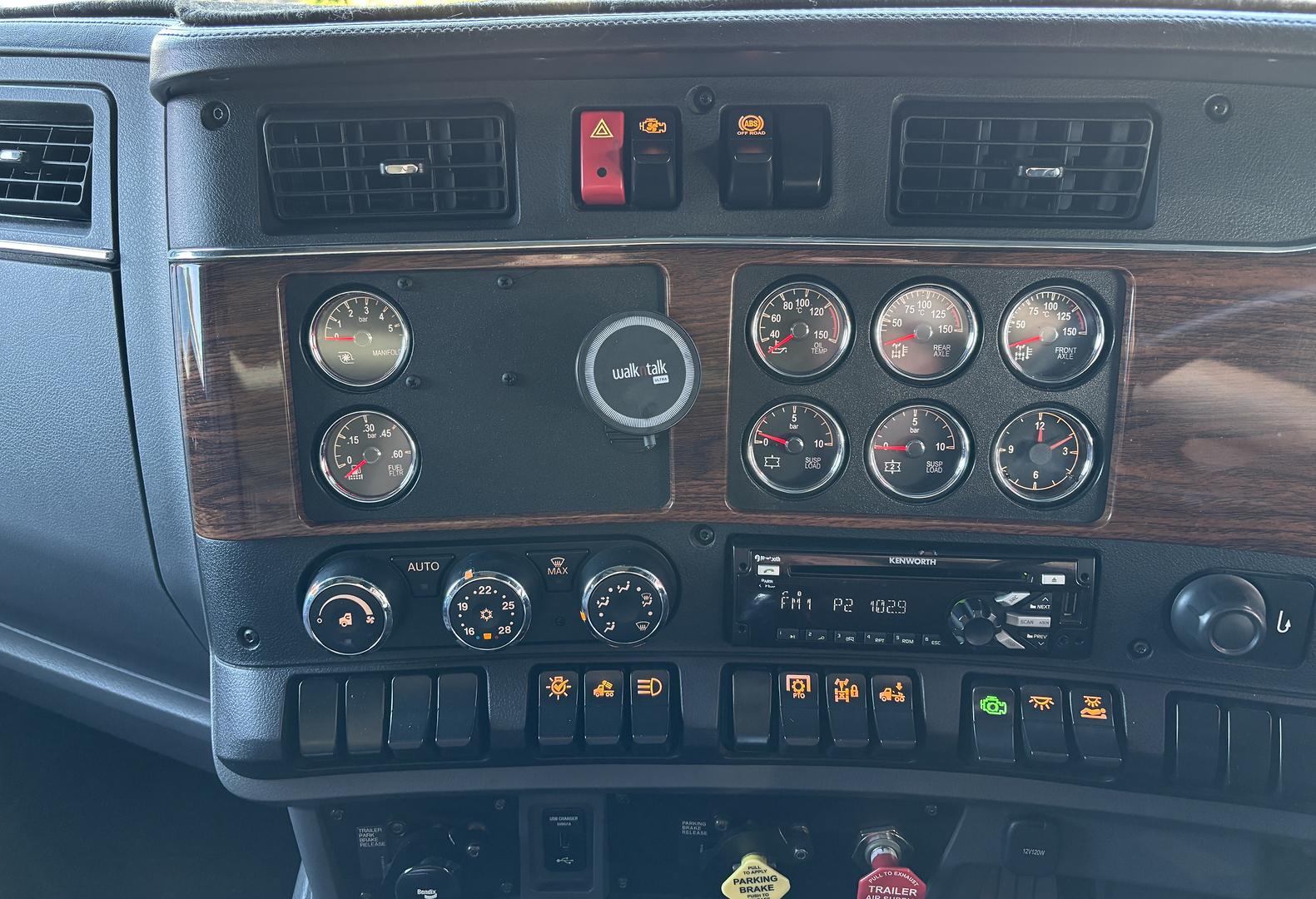 2019 Kenworth T610 SAR Sleeper Cab image 8