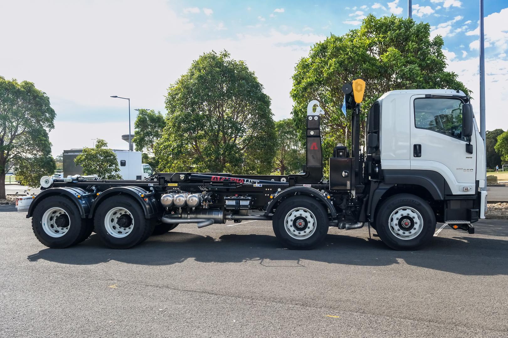 2025 Isuzu FYH Alpha Hooklifter image 3