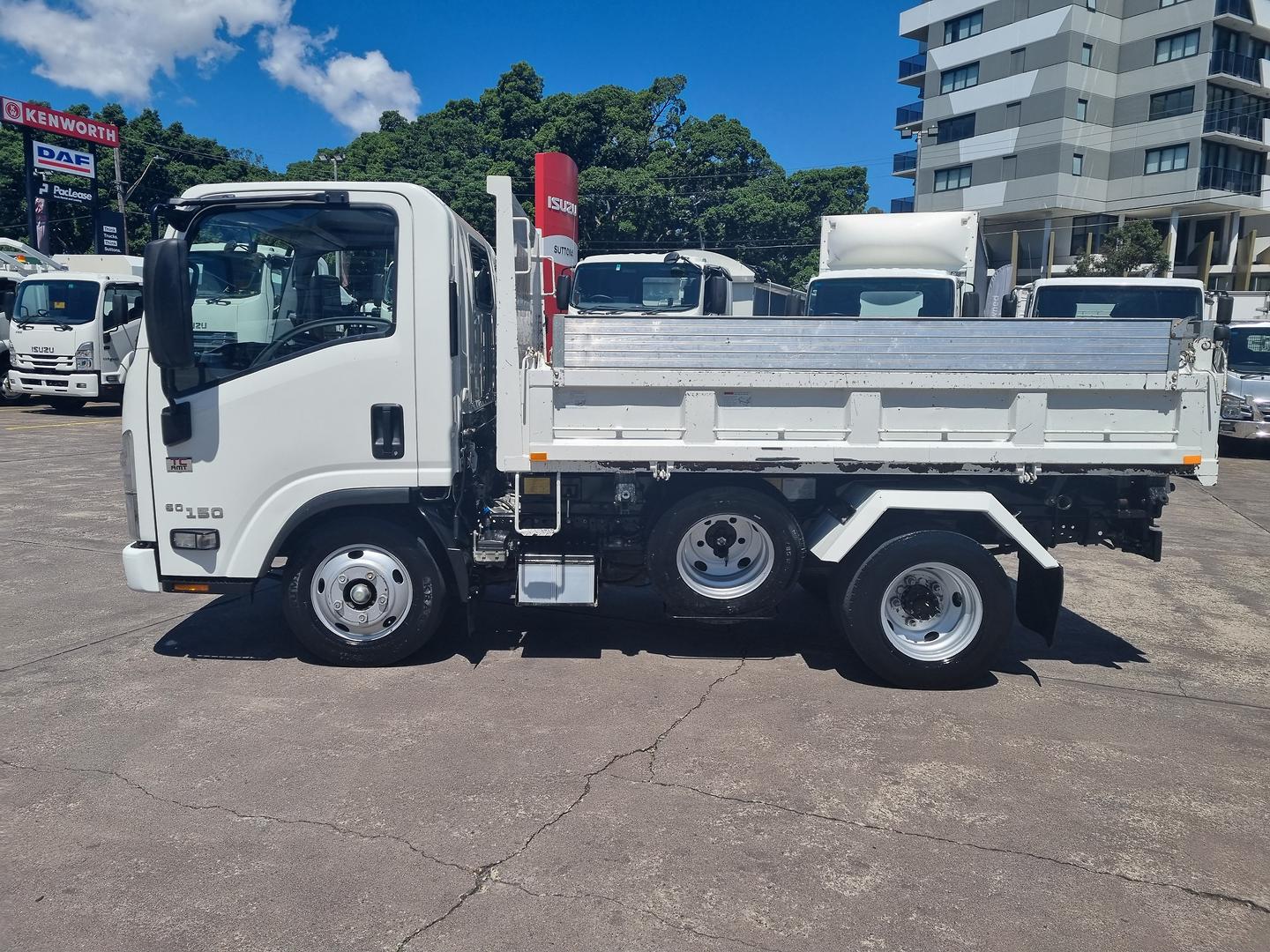 2021 Isuzu N Series NMR 60/45-150 Tri-Tipper image 3