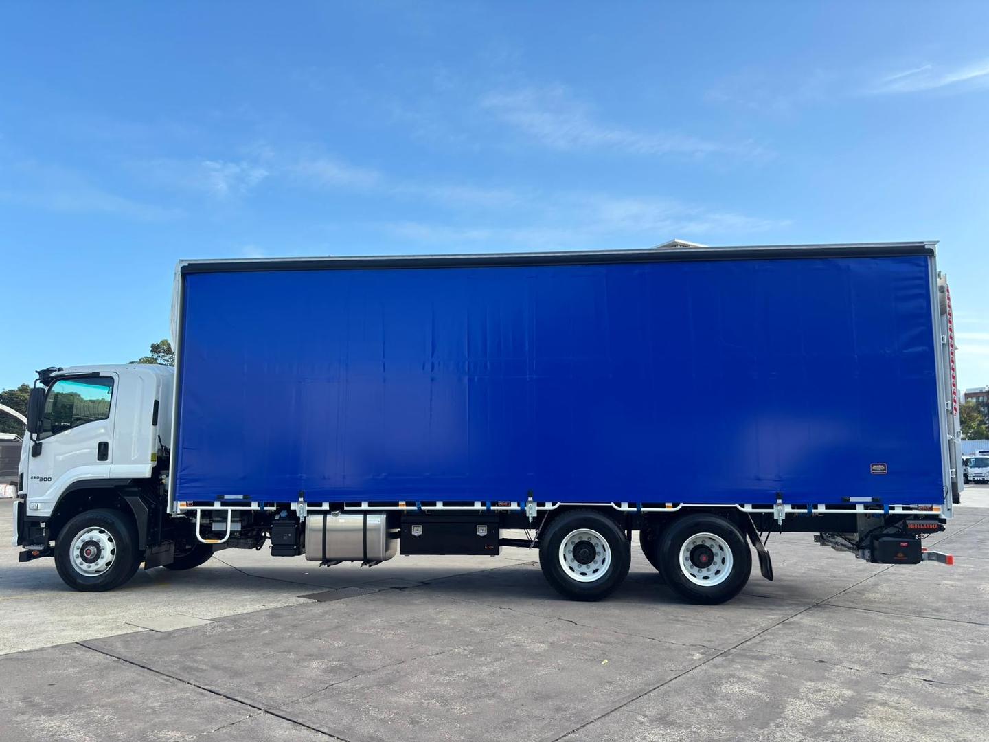 2025 Isuzu F Series FVL 260-300 AT R67 Curtainsider image 4