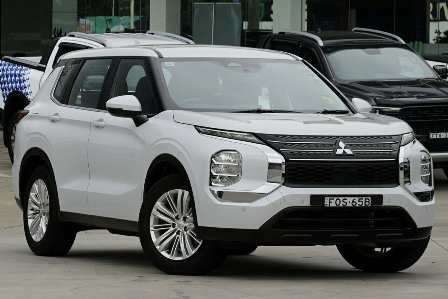 2024 Mitsubishi Outlander ES 2WD