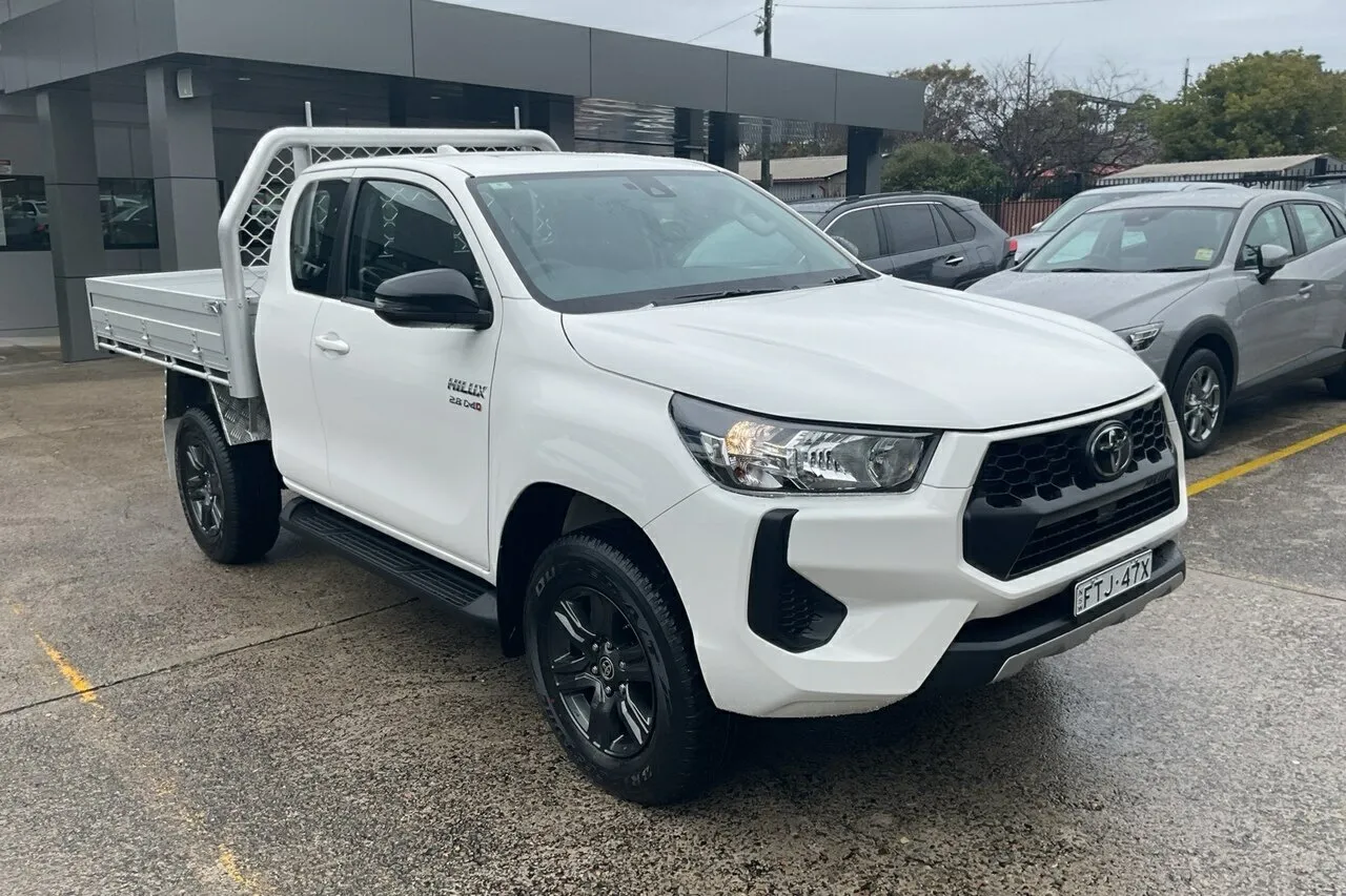 2025 Toyota Hilux SR Extra Cab