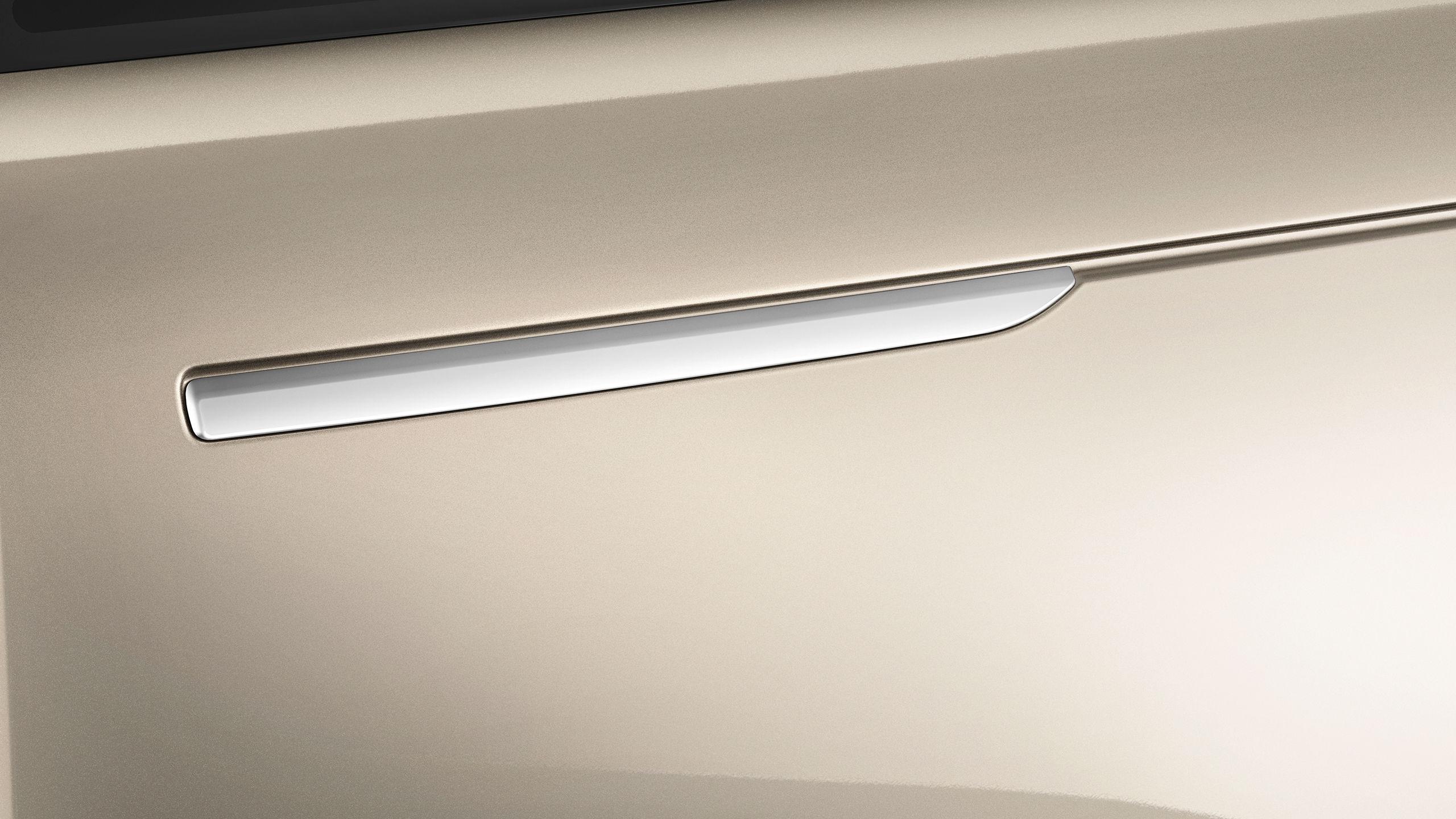 New Range Rover in gold side details